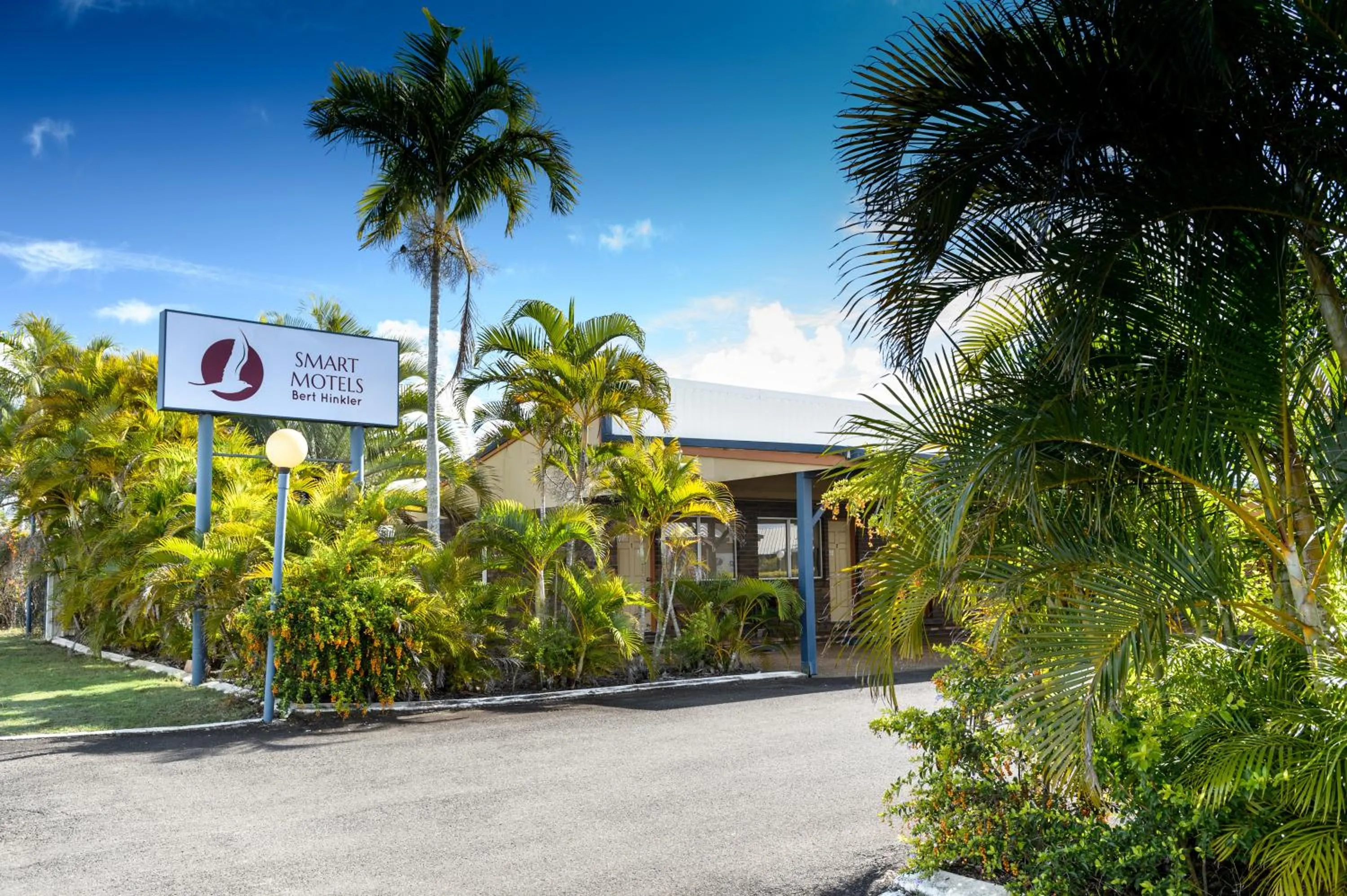 Facade/entrance in Smart Motels Bert Hinkler
