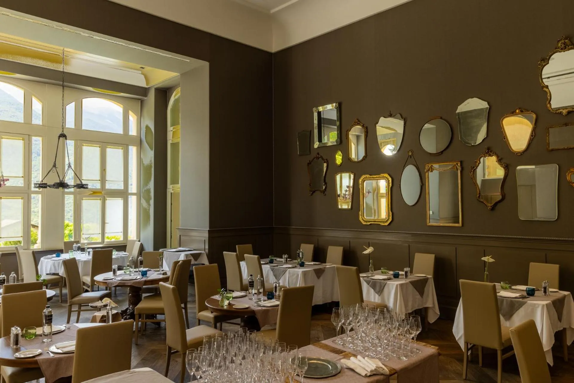 Restaurant/places to eat in Grand Hotel Billia