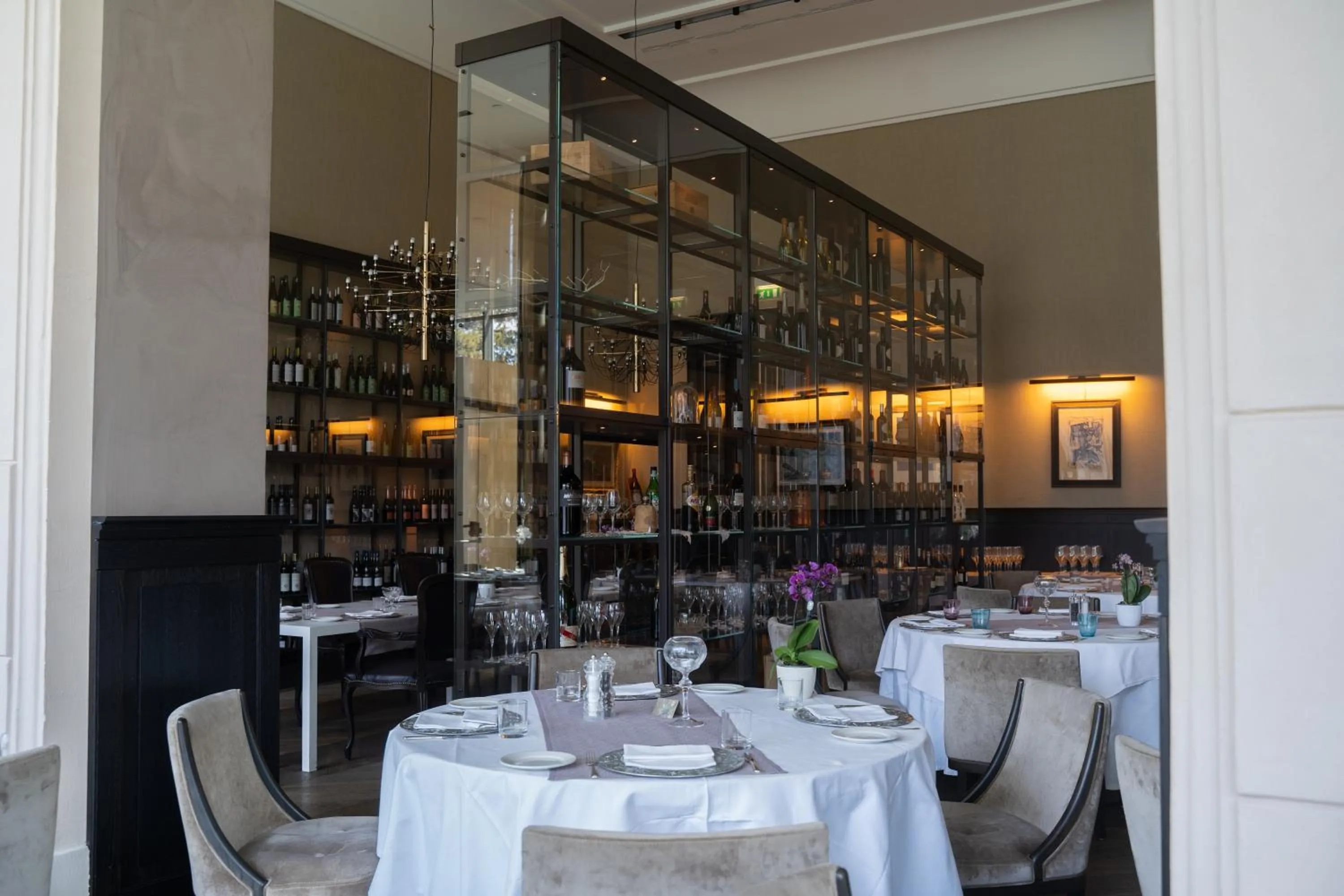 Restaurant/places to eat in Grand Hotel Billia