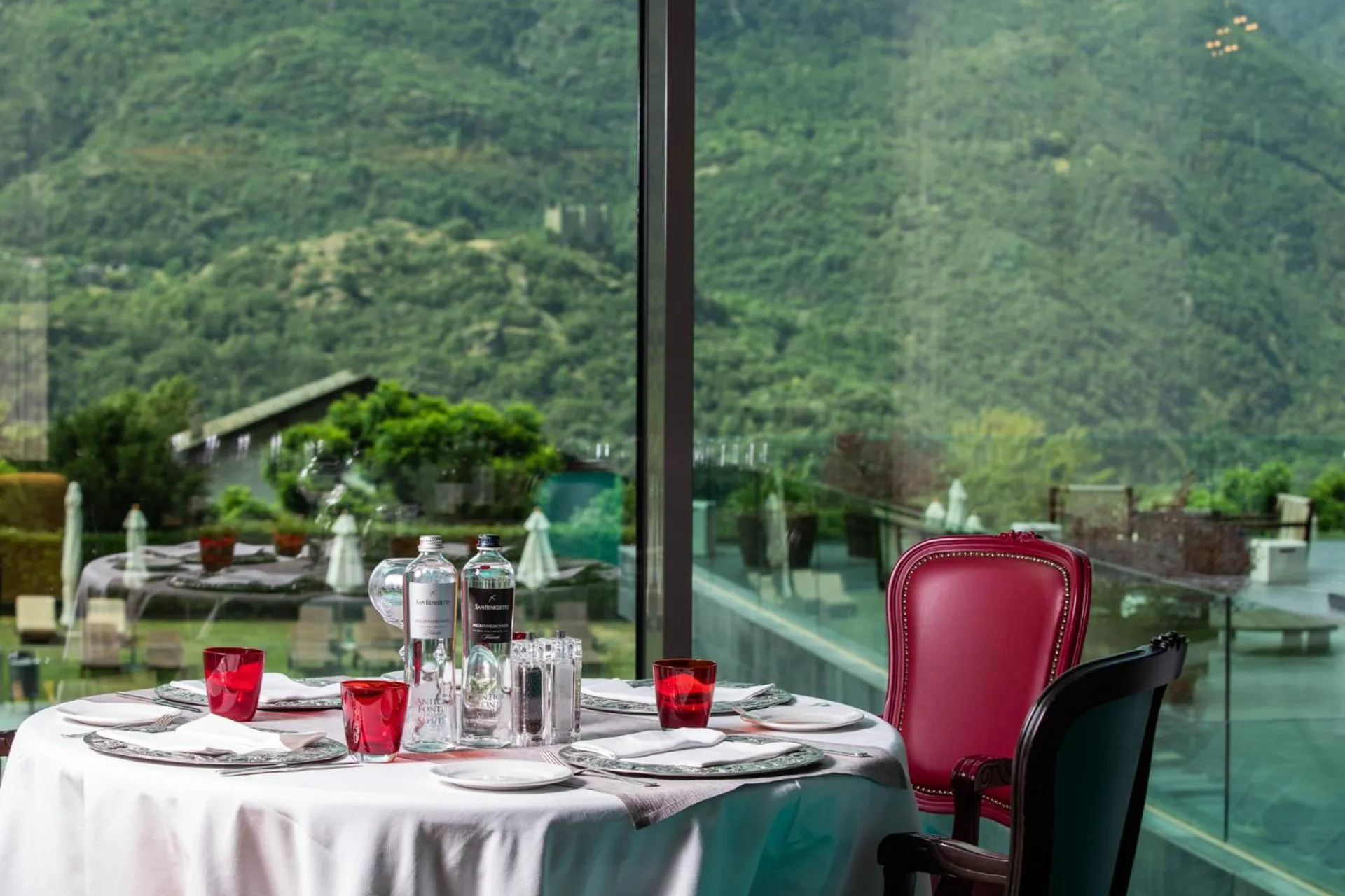 Restaurant/places to eat in Grand Hotel Billia