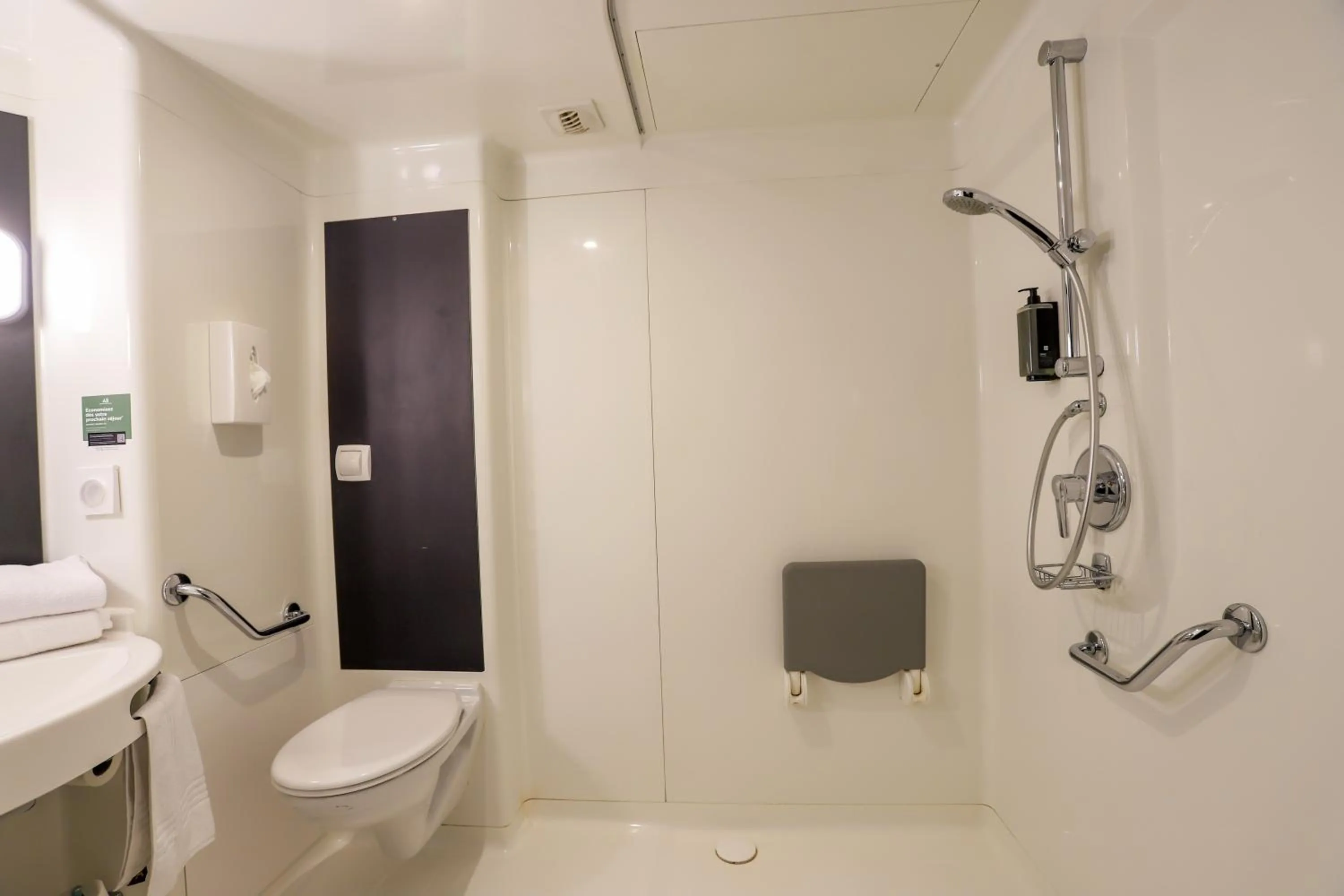 Bathroom in ibis Haguenau Strasbourg Nord