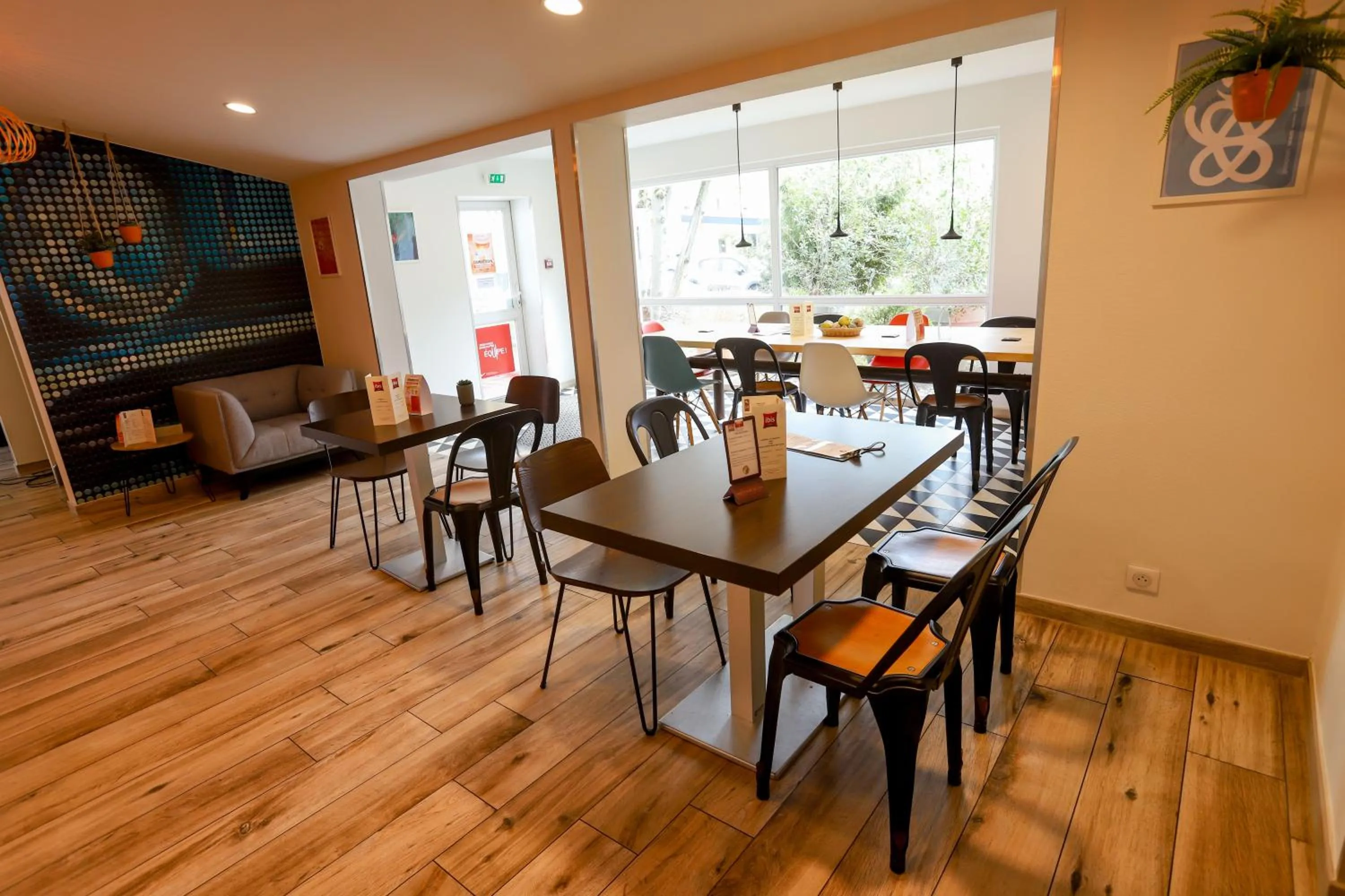 Seating area in ibis Haguenau Strasbourg Nord