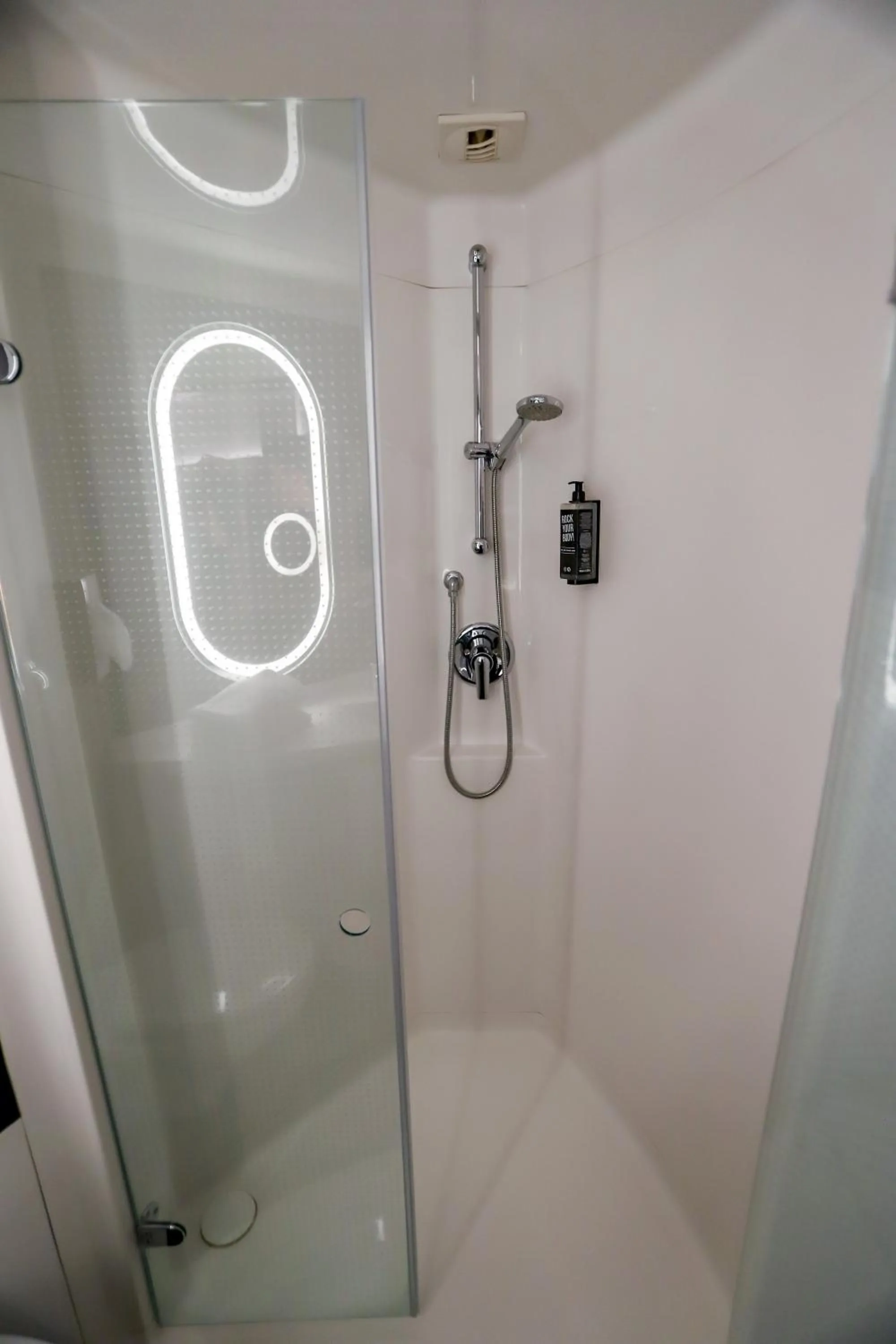 Shower in ibis Haguenau Strasbourg Nord