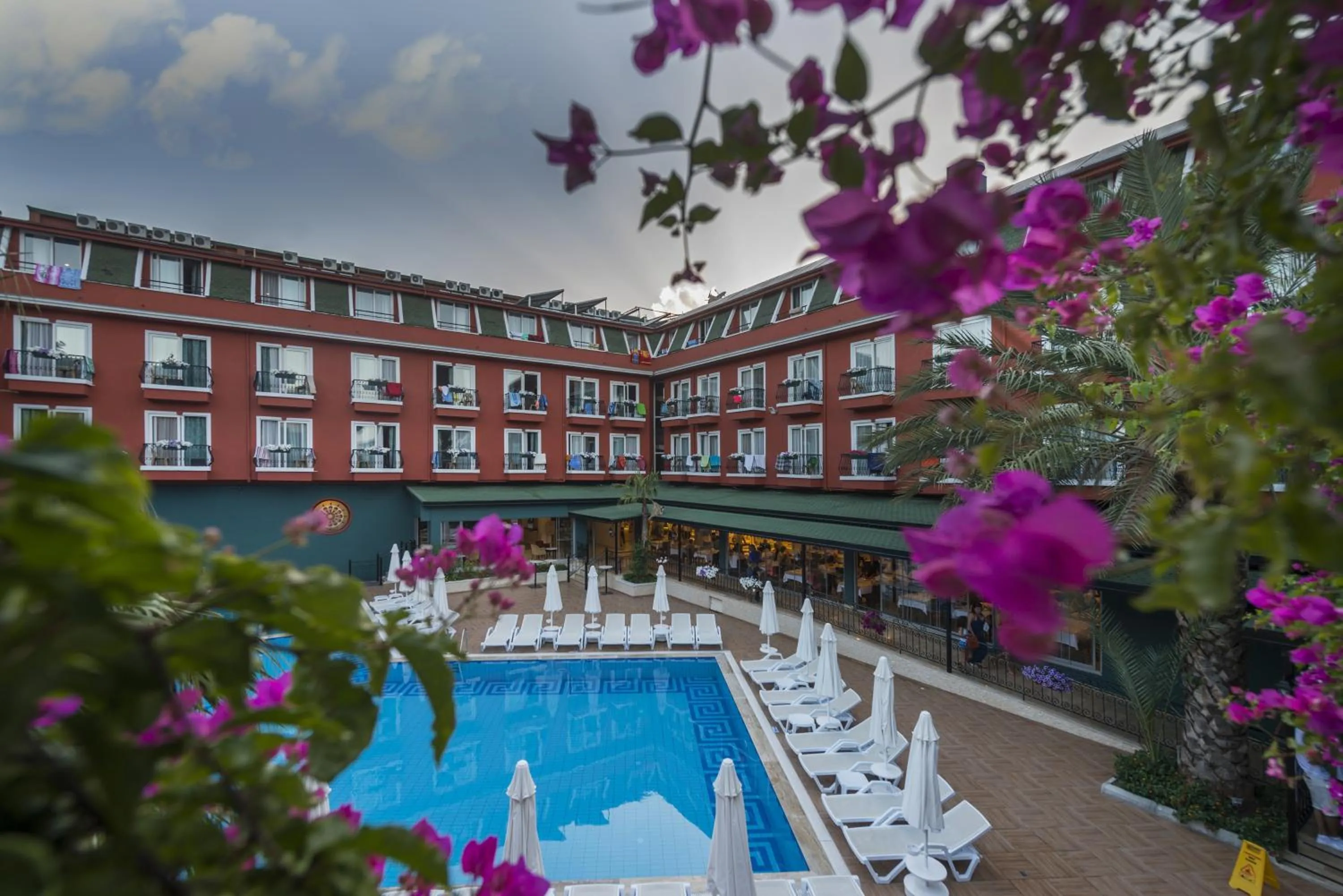 Garden view in Asdem Park Otel