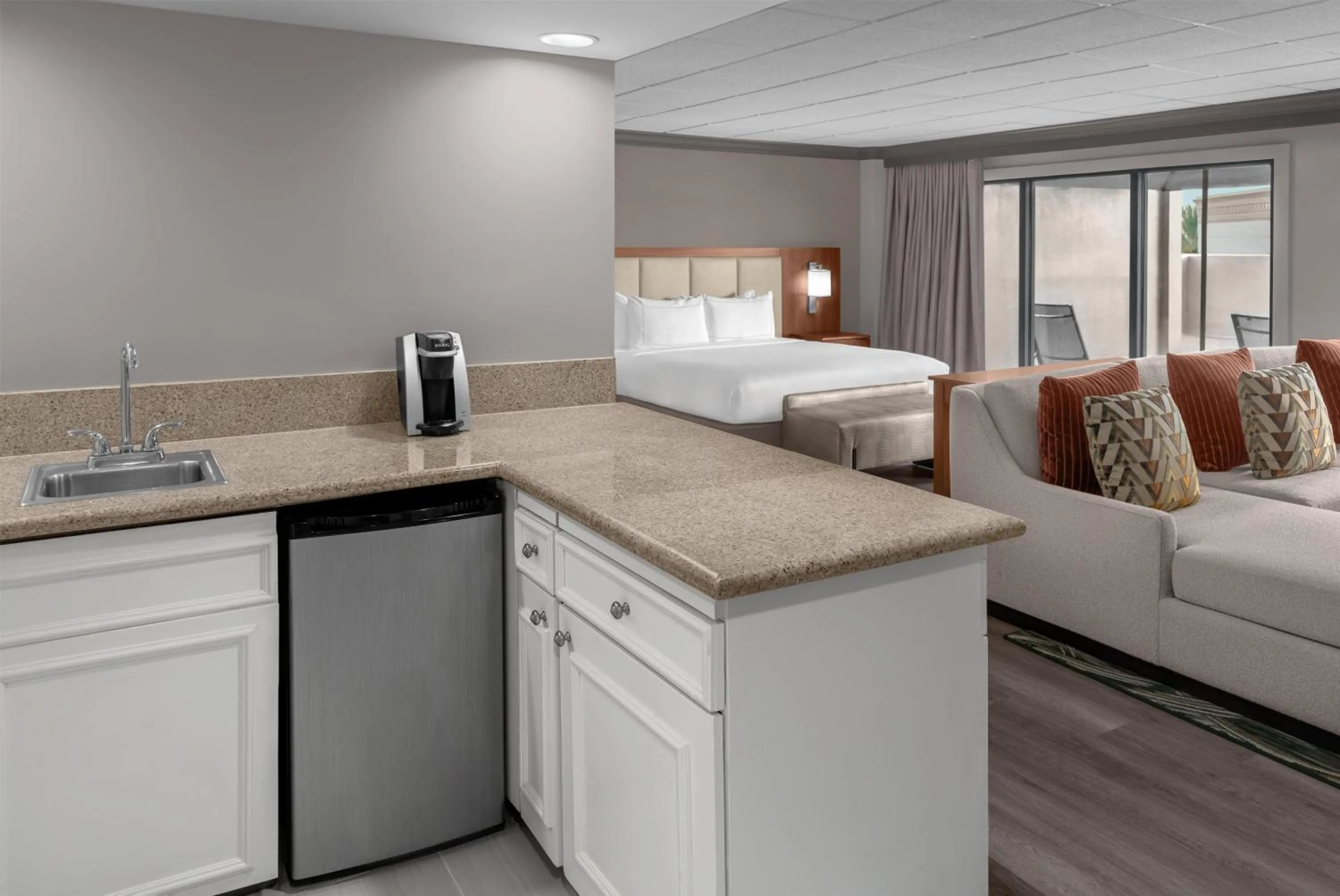 Kitchen or kitchenette, Bed in DoubleTree by Hilton New Orleans