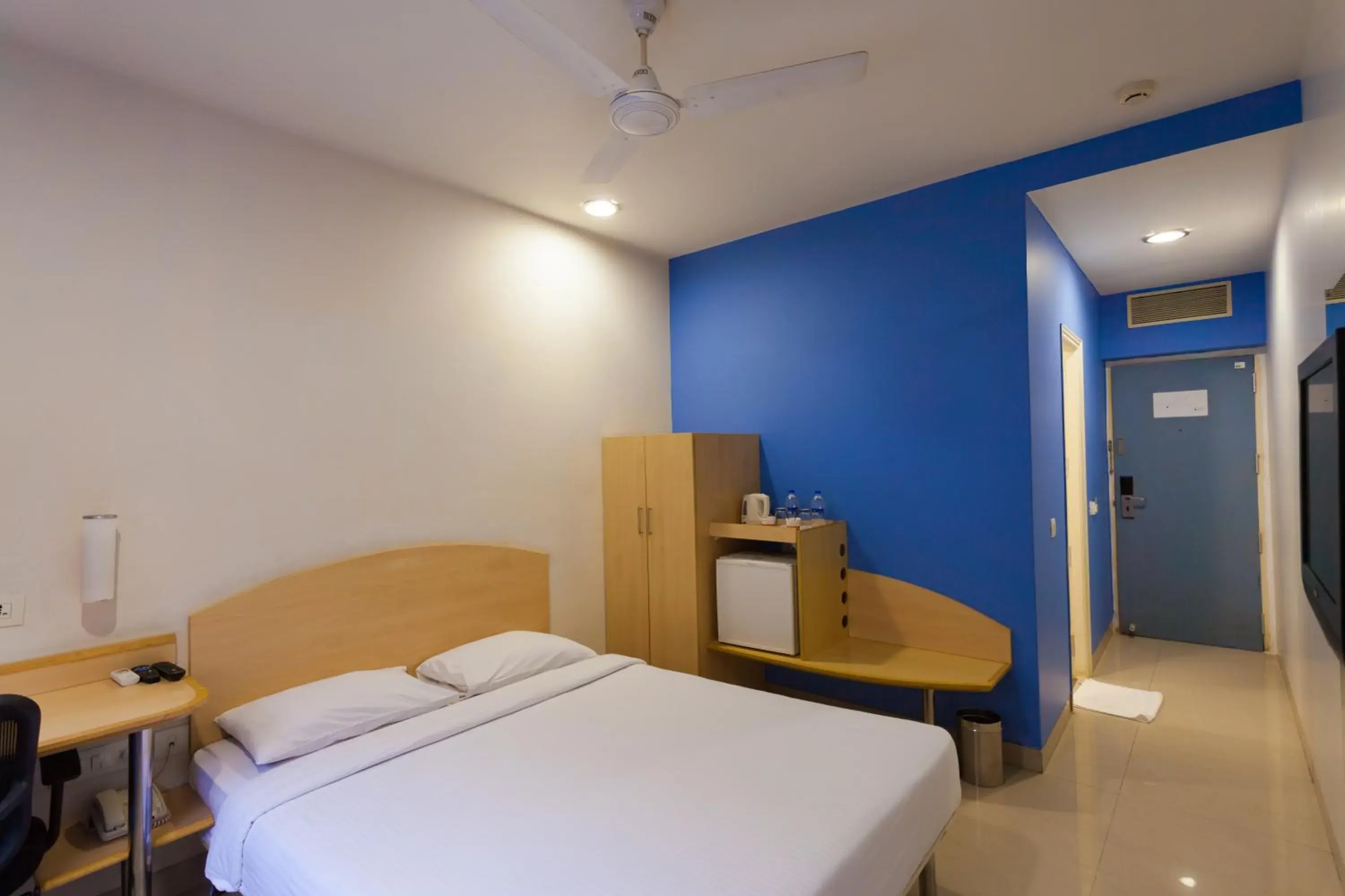 Photo of the whole room, Bed in Ginger Vadodara Photo of the whole room, Bed in Ginger Vadodara