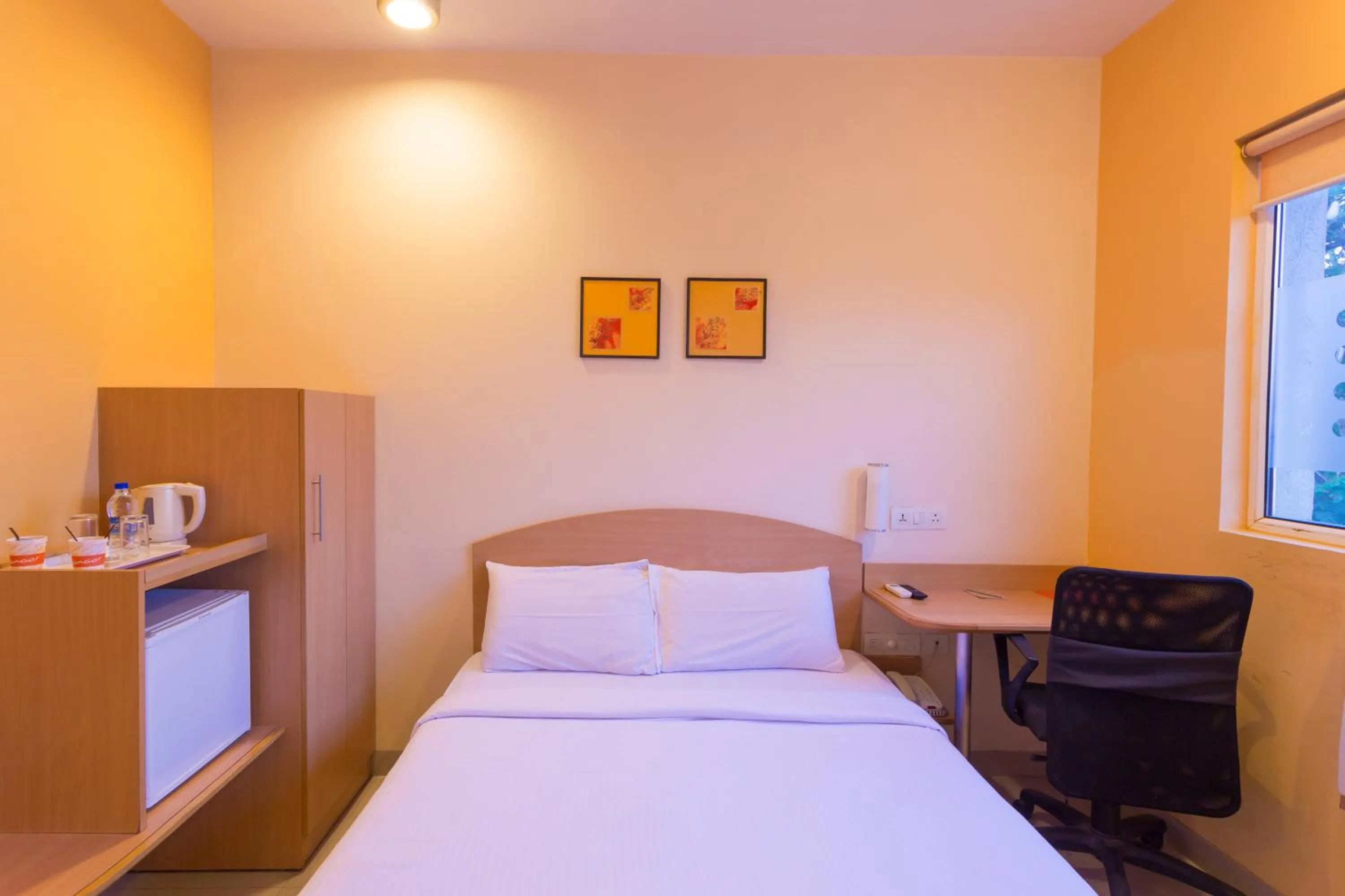 Photo of the whole room, Bed in Ginger Pondicherry