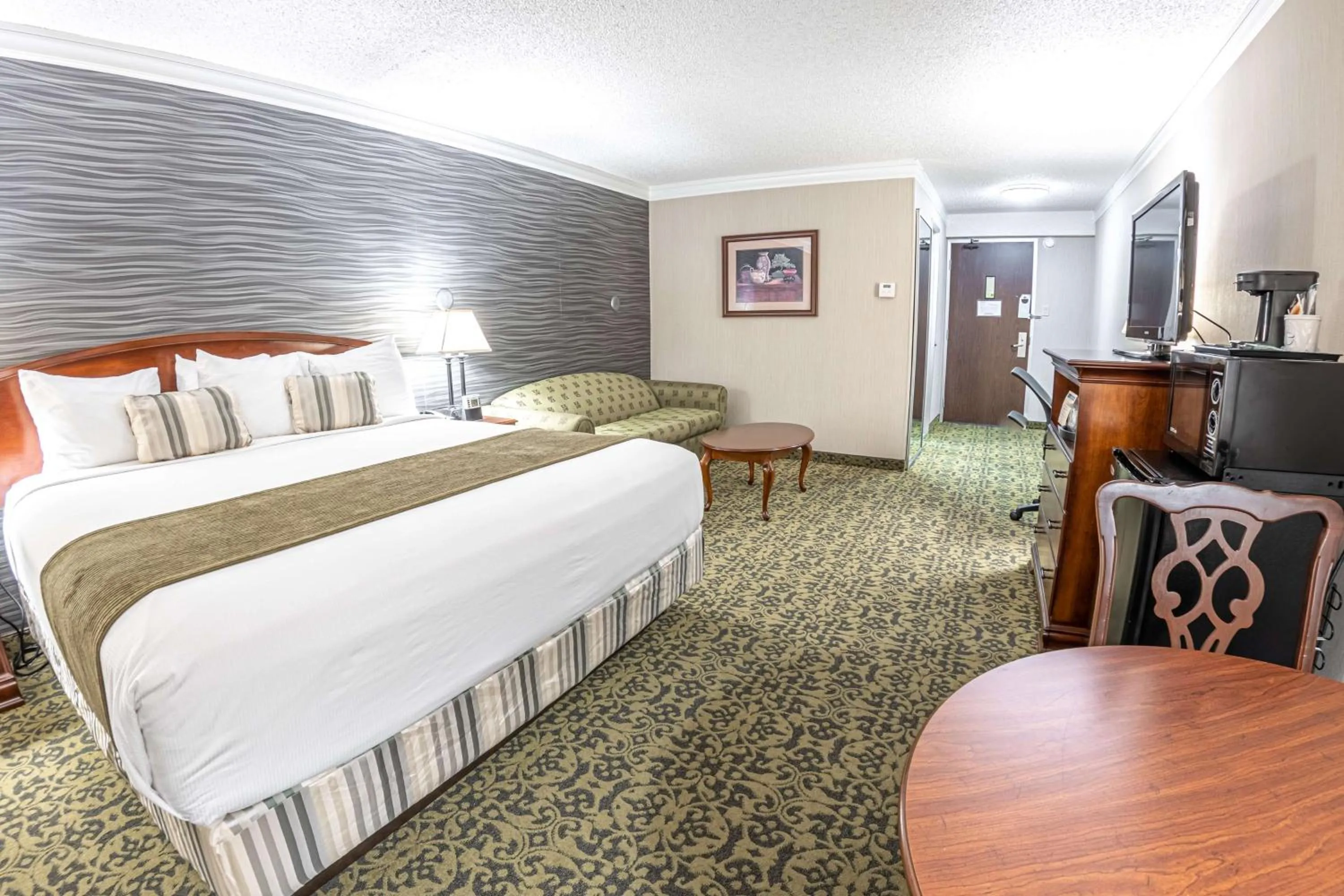 Bedroom in Salt Lake Plaza Hotel SureStay Collection by Best Western