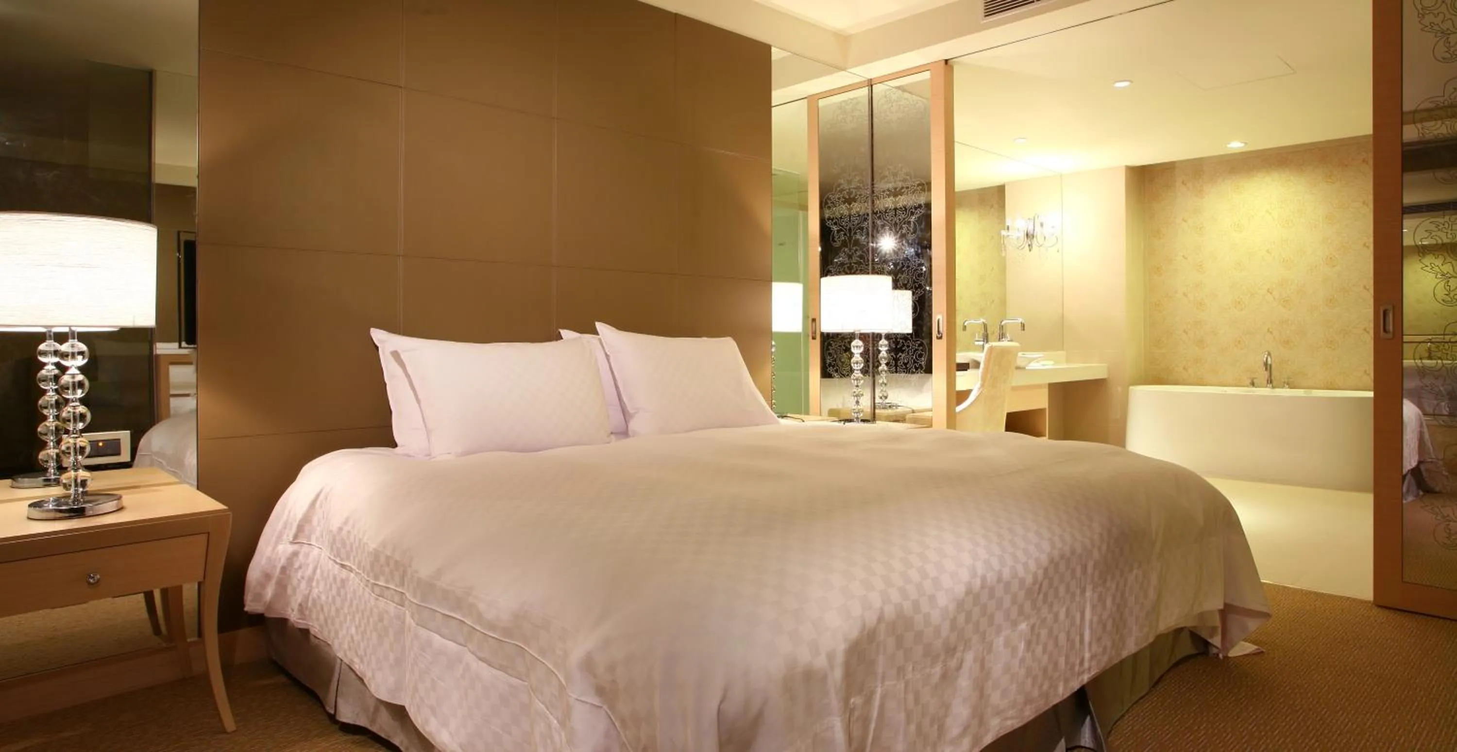 Bedroom, Bed in The Crystal Resort Sun Moon Lake