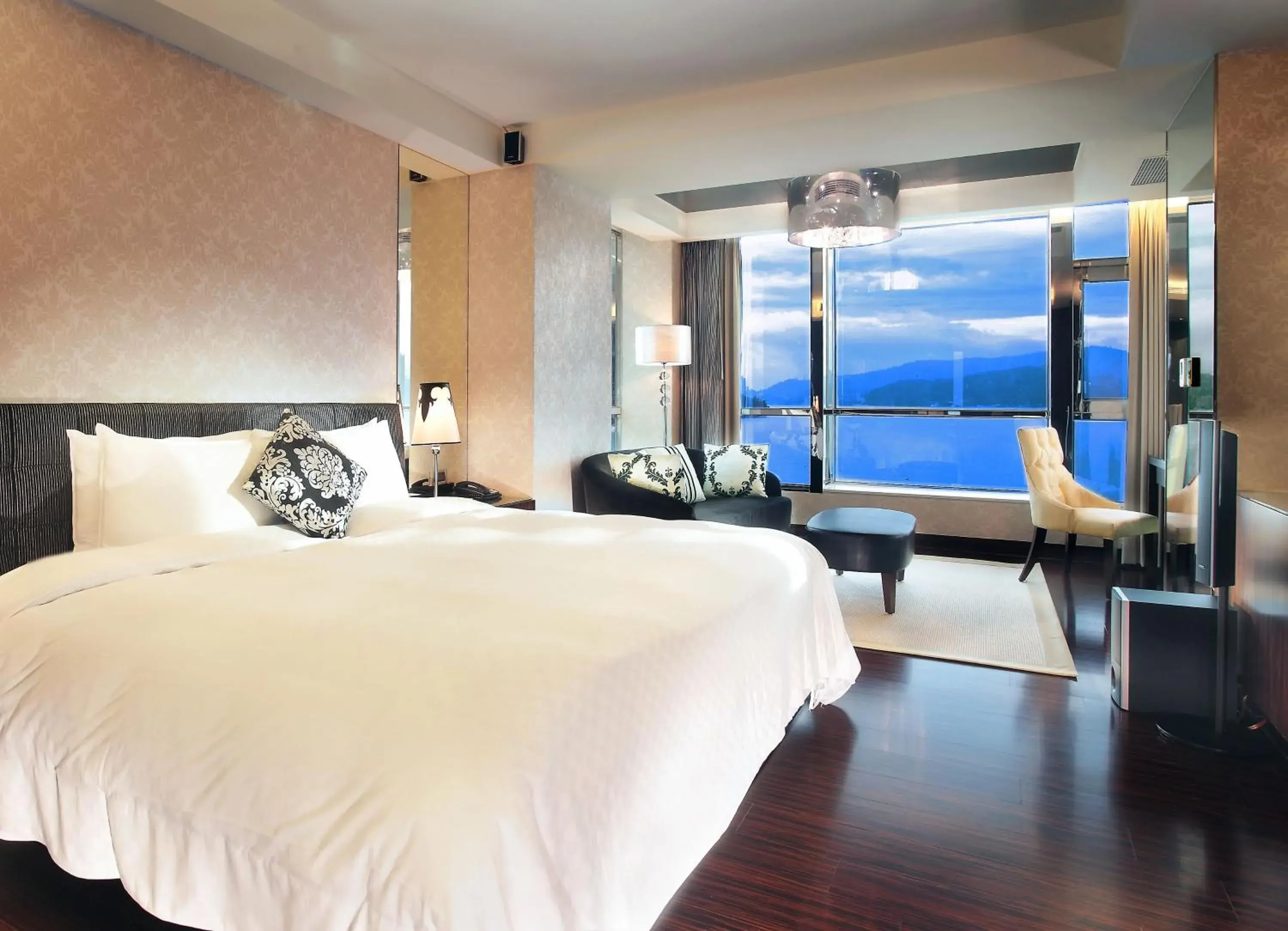 Photo of the whole room, Bed in The Crystal Resort Sun Moon Lake Photo of the whole room, Bed in The Crystal Resort Sun Moon Lake