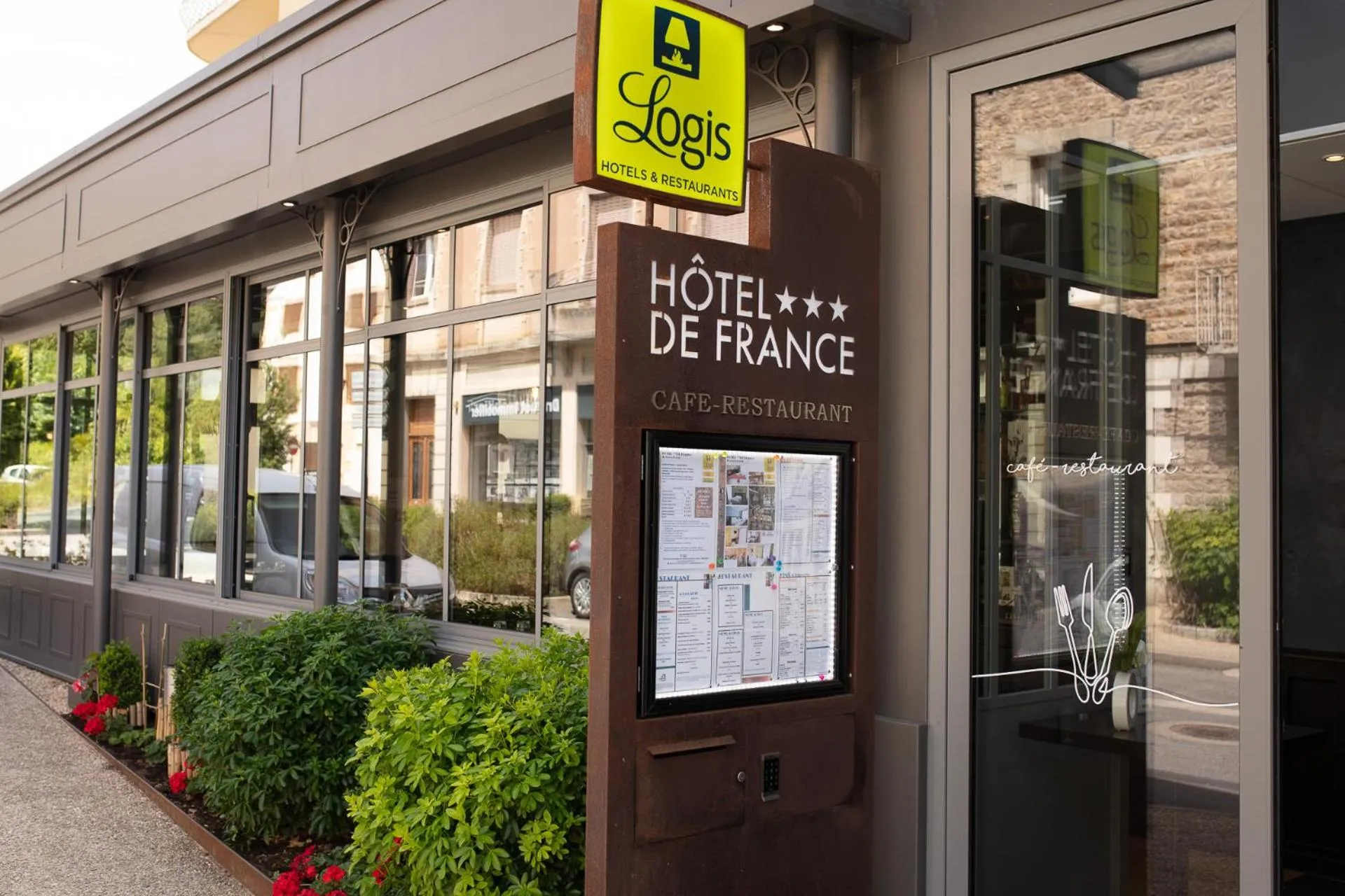 Facade/entrance in Logis Hôtel Restaurant de France