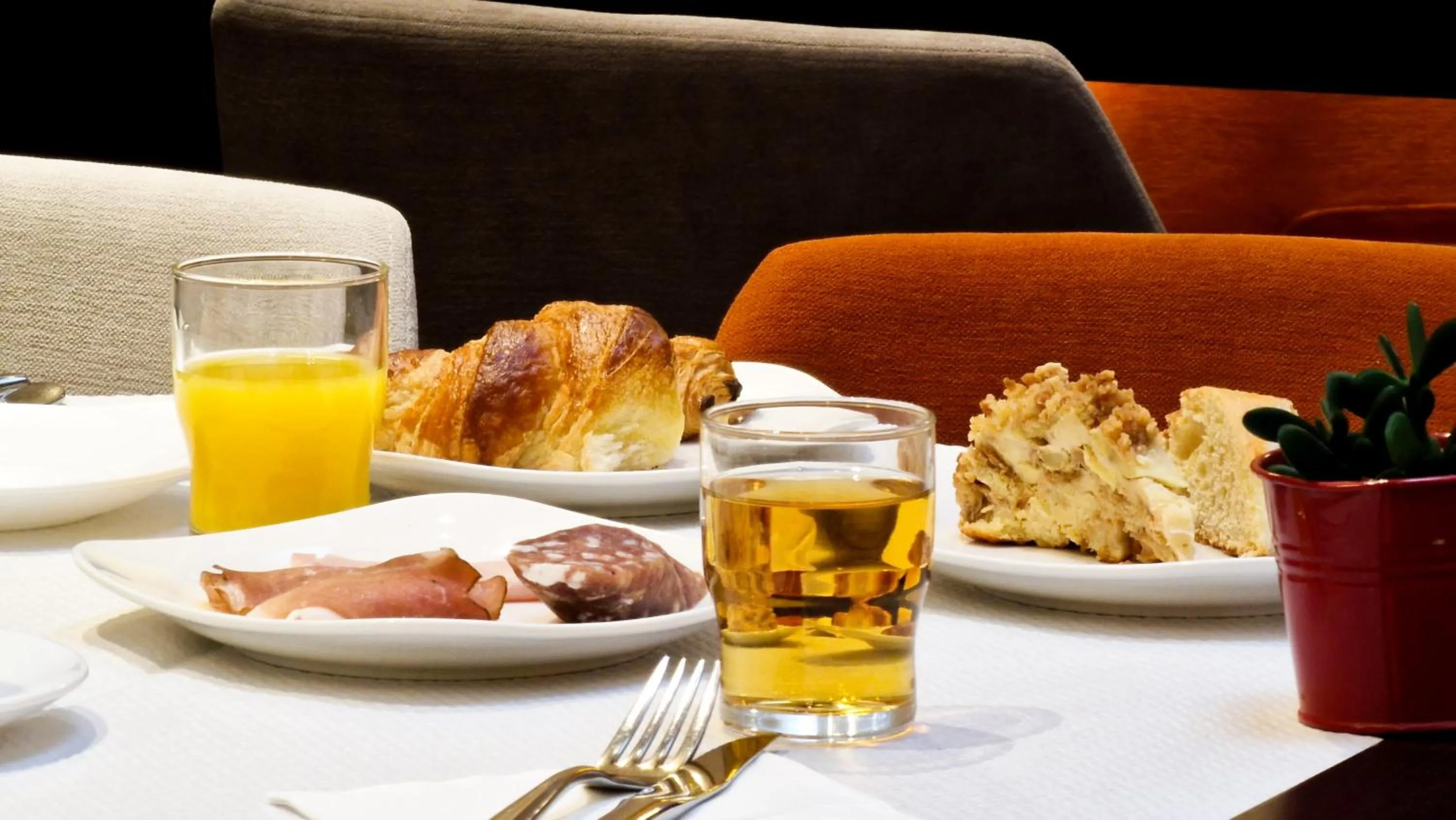 Breakfast in Logis Hôtel Restaurant de France