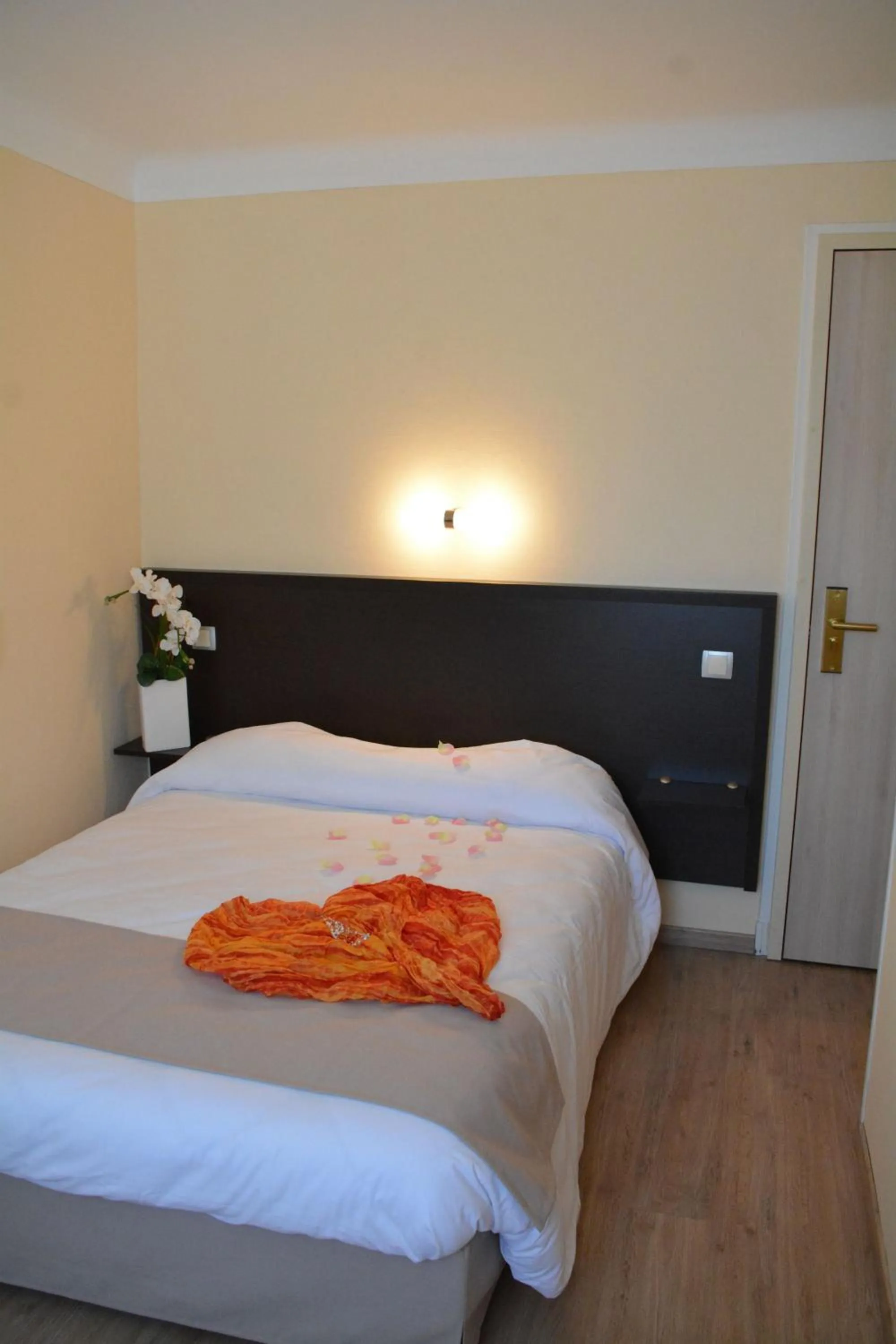 Photo of the whole room, Bed in Logis Hôtel Restaurant de France