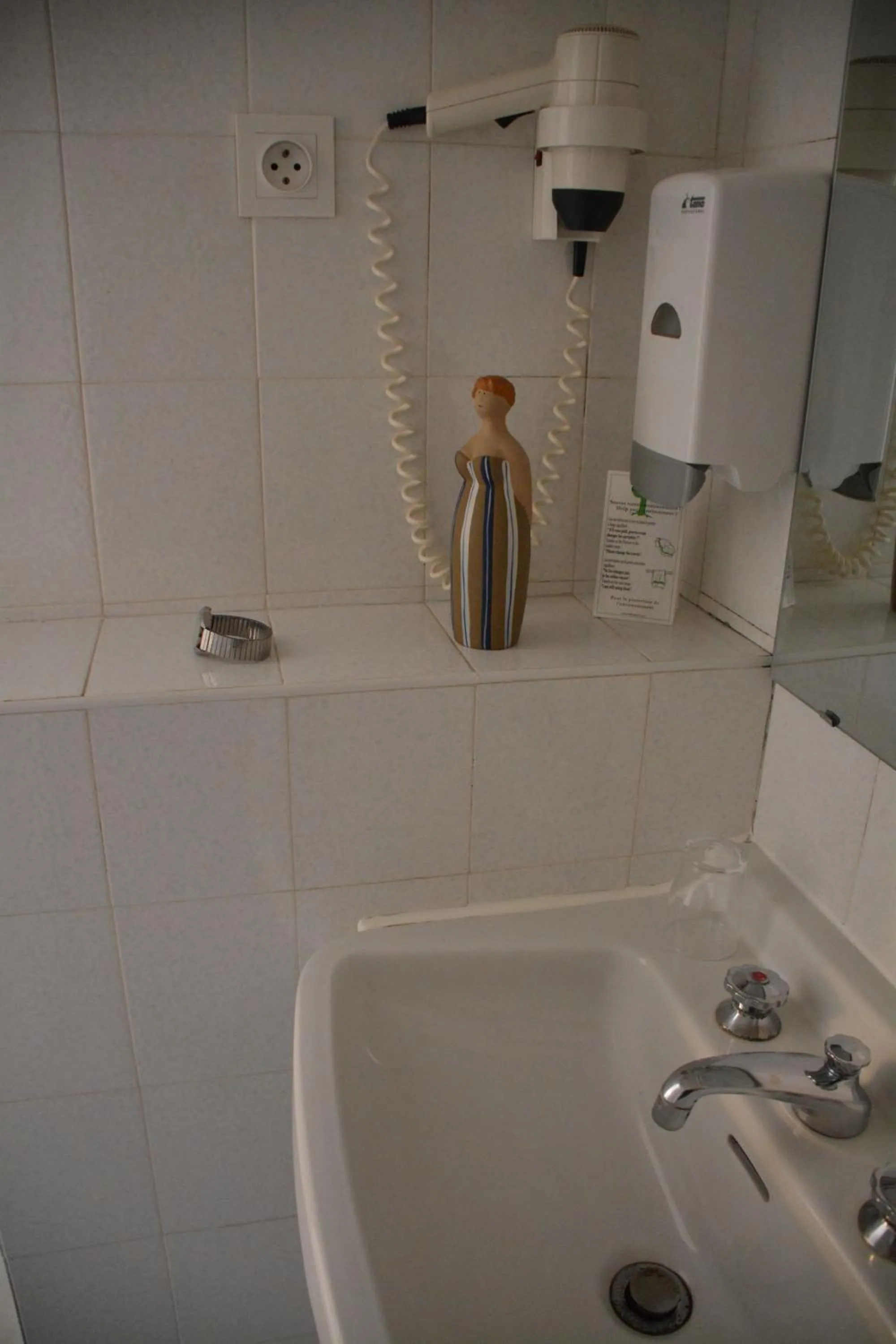 Bathroom in Logis Hôtel Restaurant de France