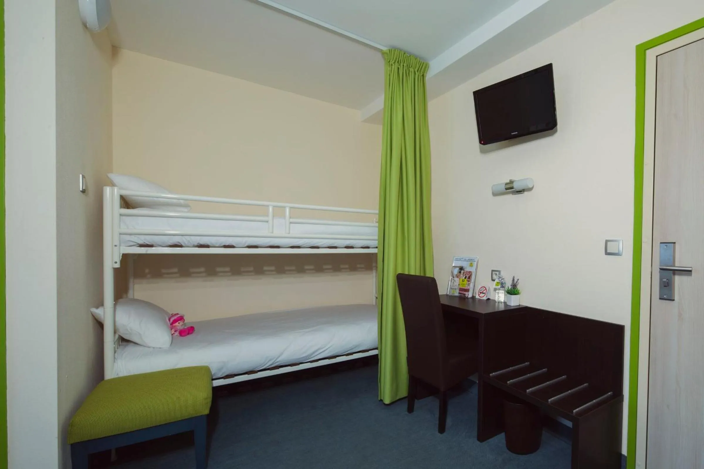 bunk bed, Bed in Logis Hôtel Restaurant de France