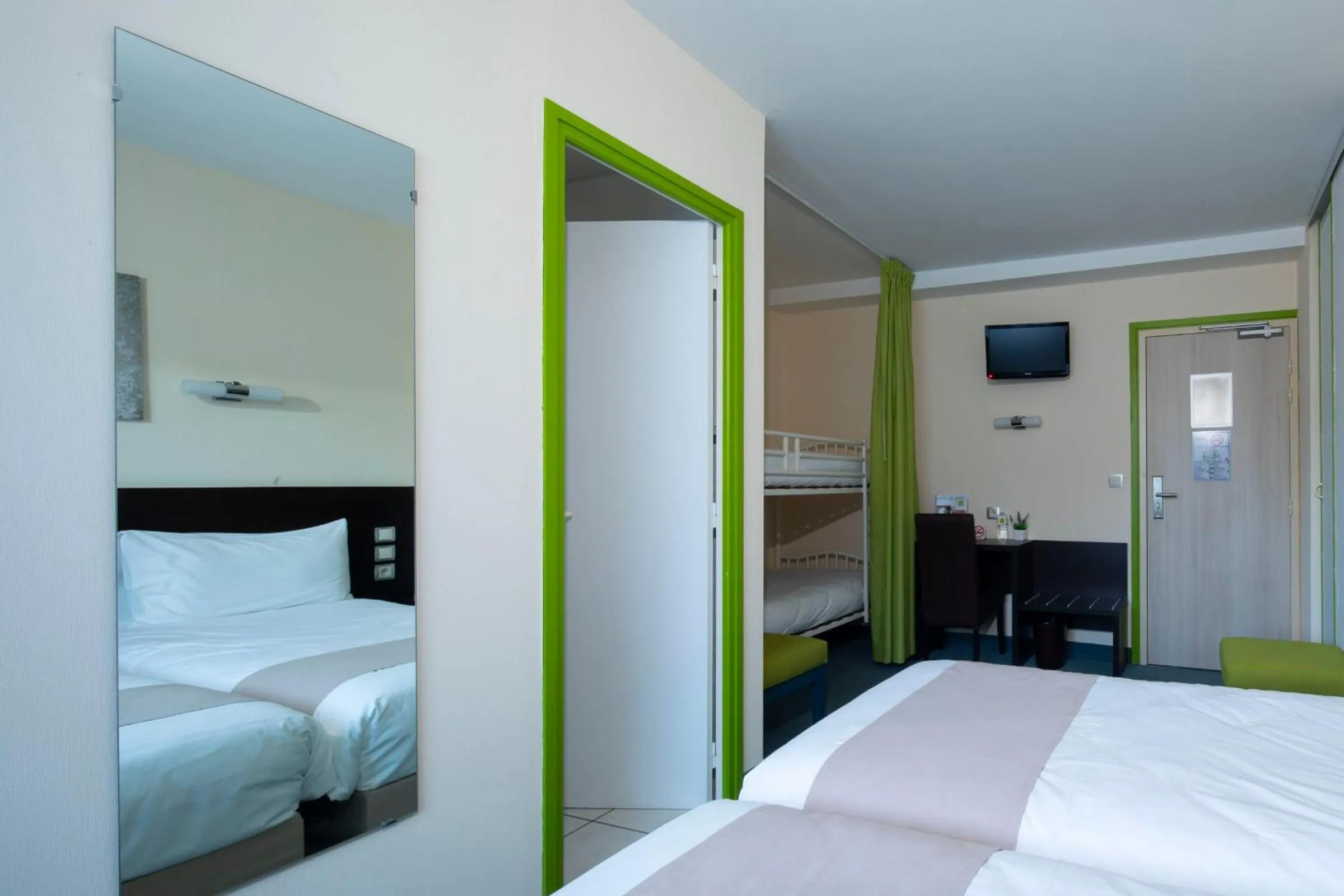 Bed in Logis Hôtel Restaurant de France