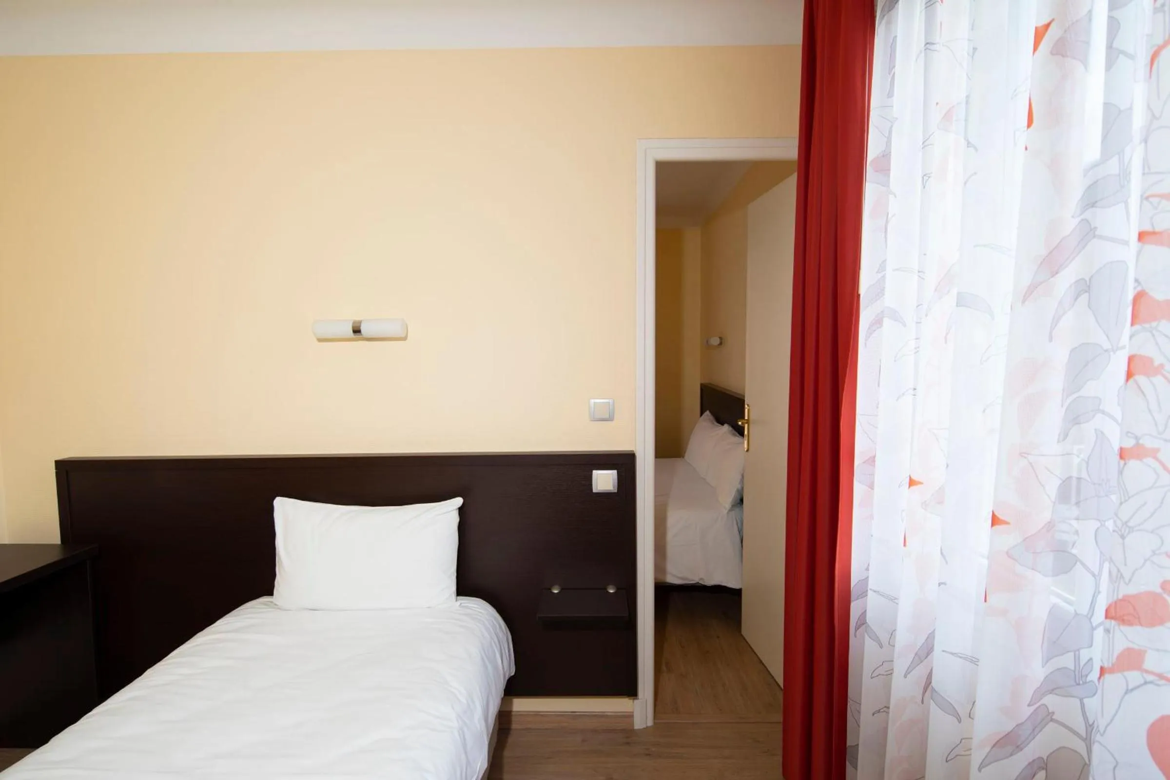 Bed in Logis Hôtel Restaurant de France