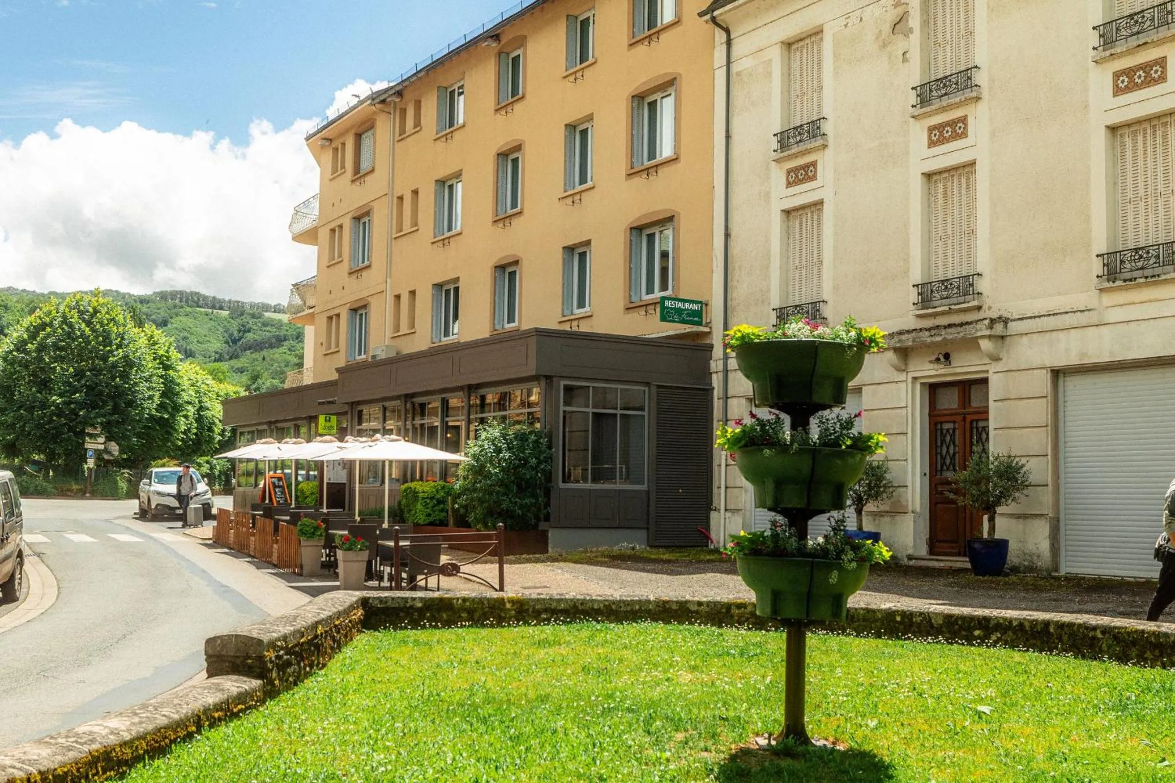 Facade/entrance in Logis Hôtel Restaurant de France