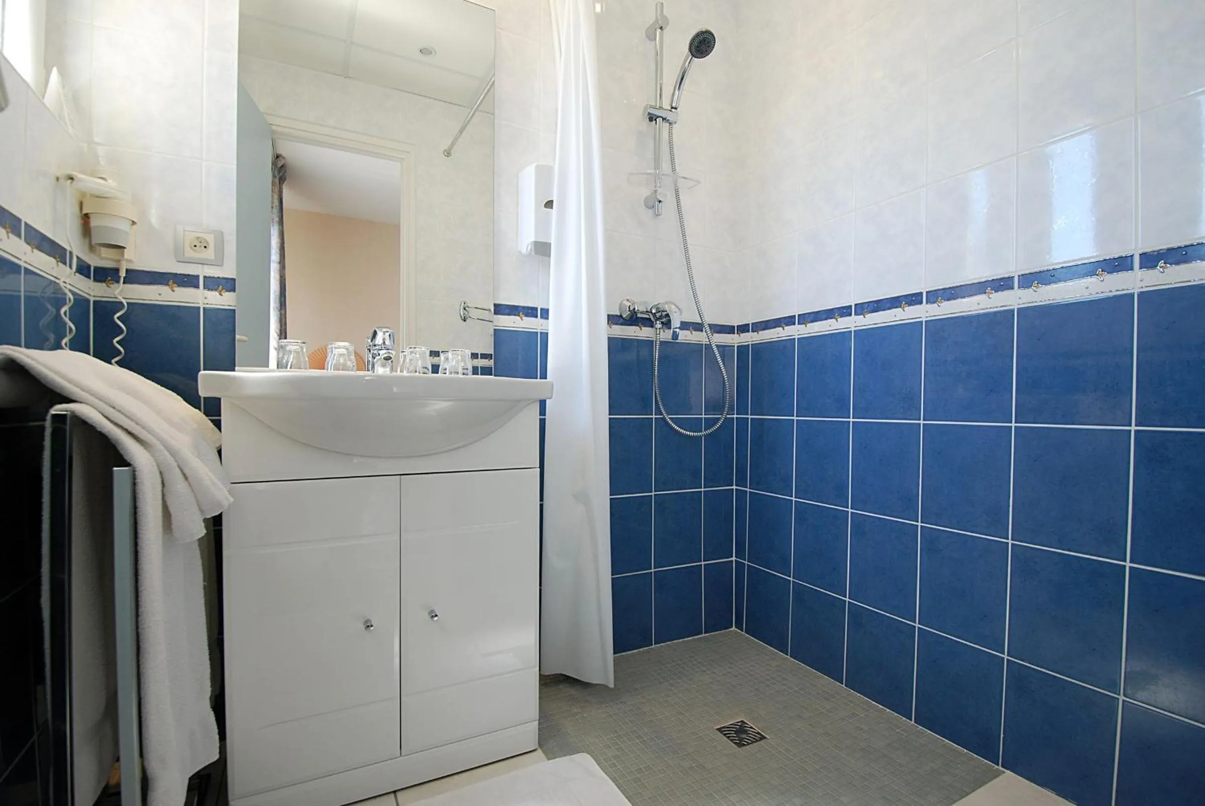 Photo of the whole room in Logis Hôtel Restaurant de France