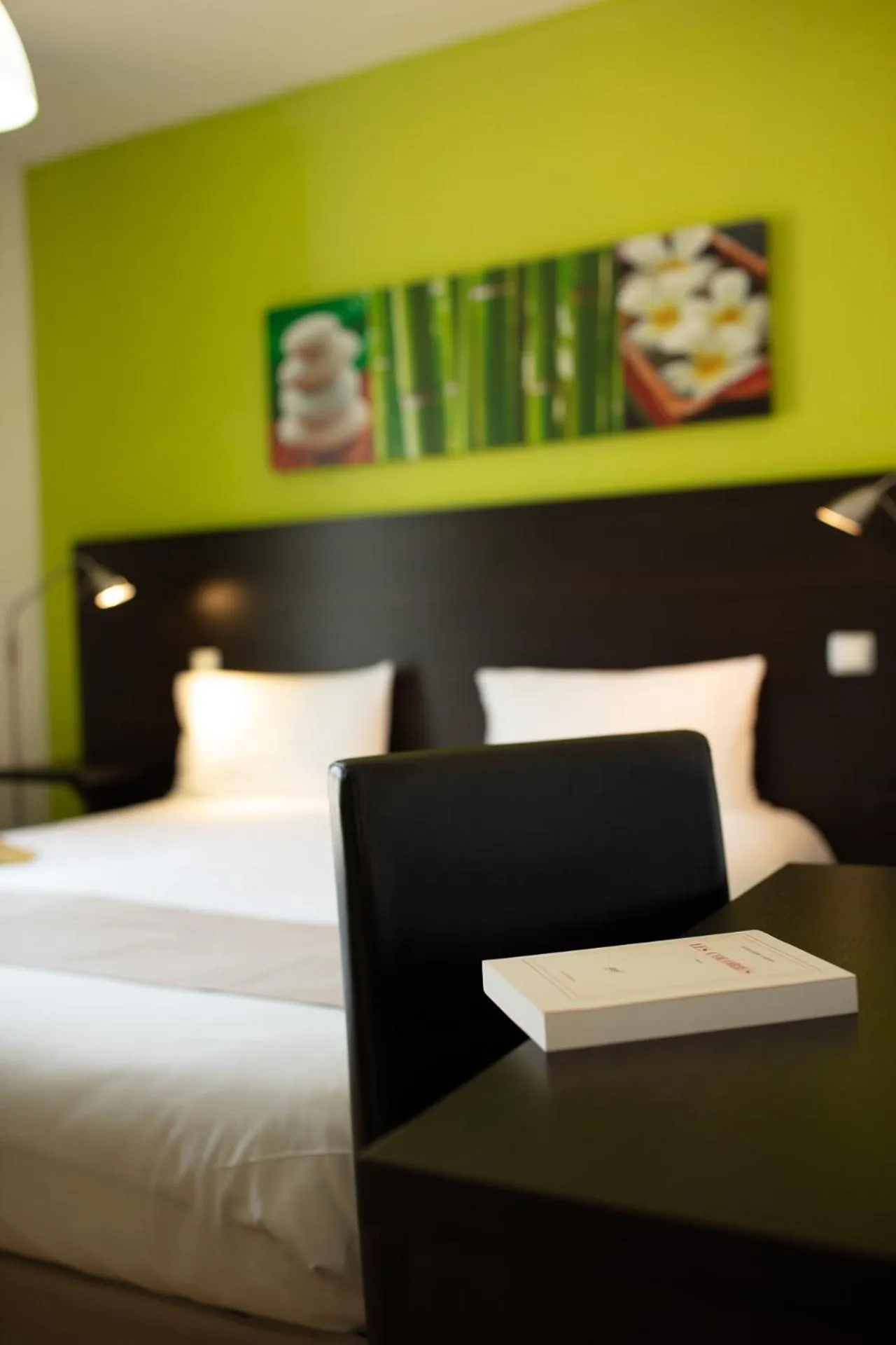 View (from property/room), Bed in Logis Hôtel Restaurant de France