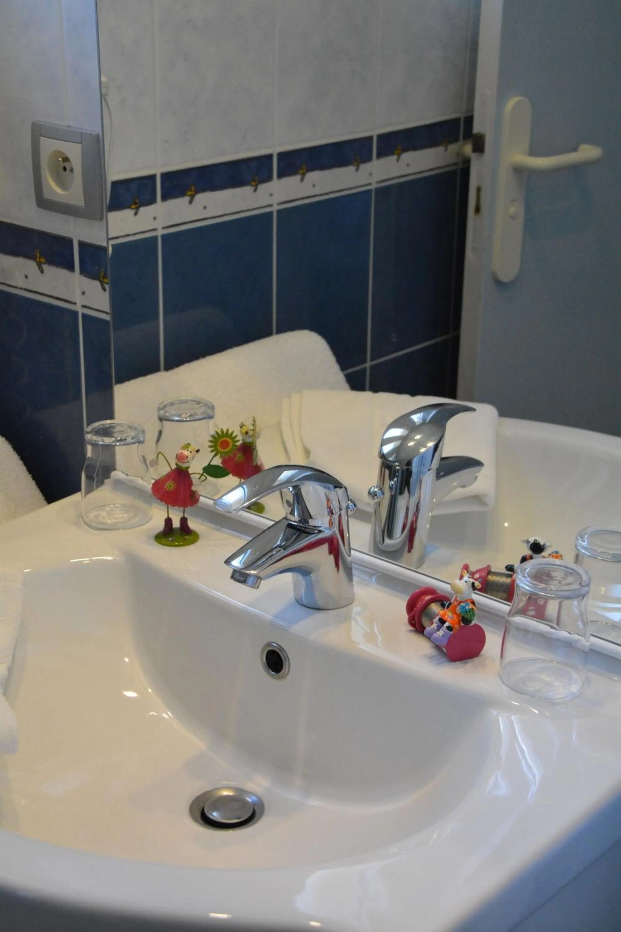 Bathroom in Logis Hôtel Restaurant de France