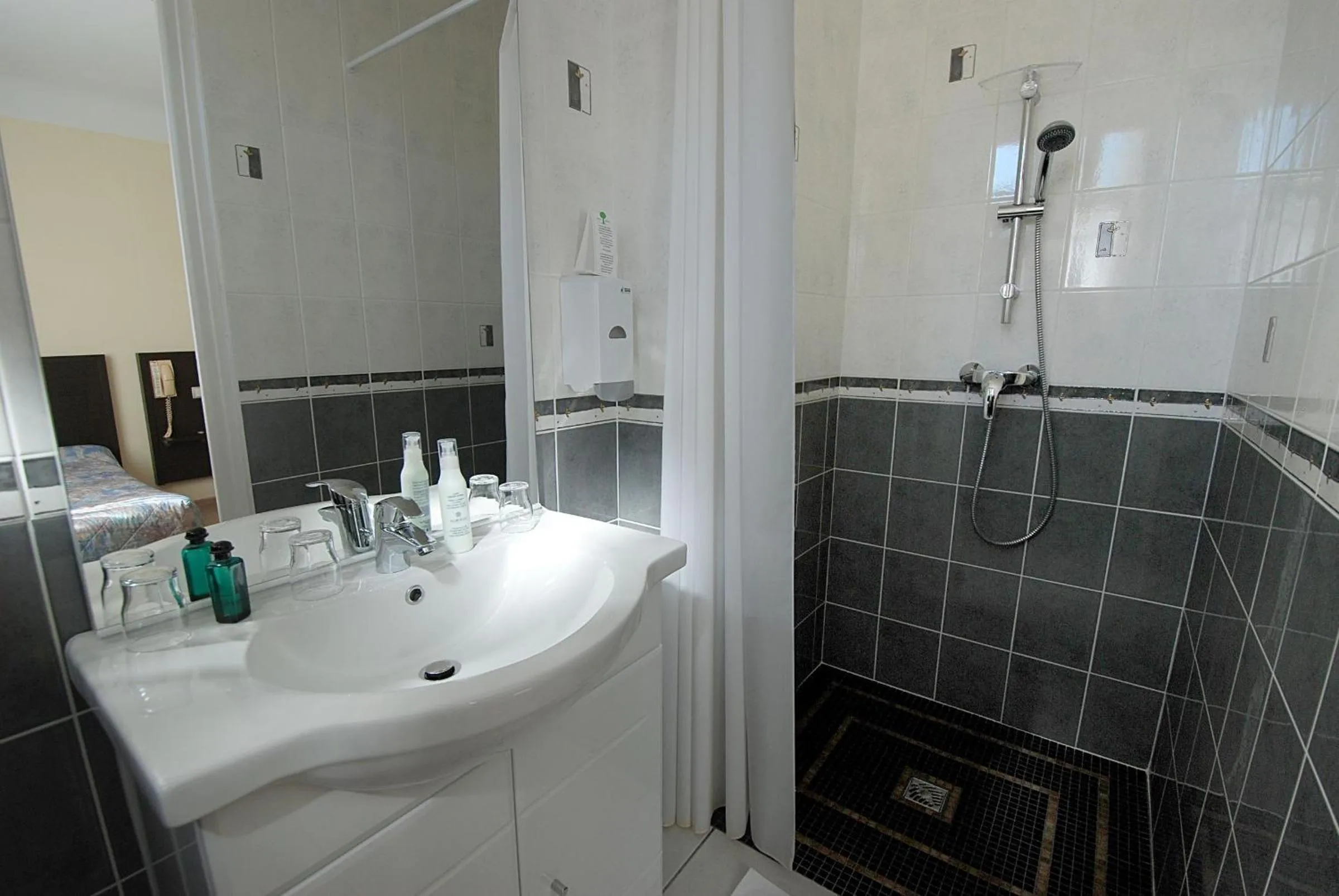 Photo of the whole room in Logis Hôtel Restaurant de France