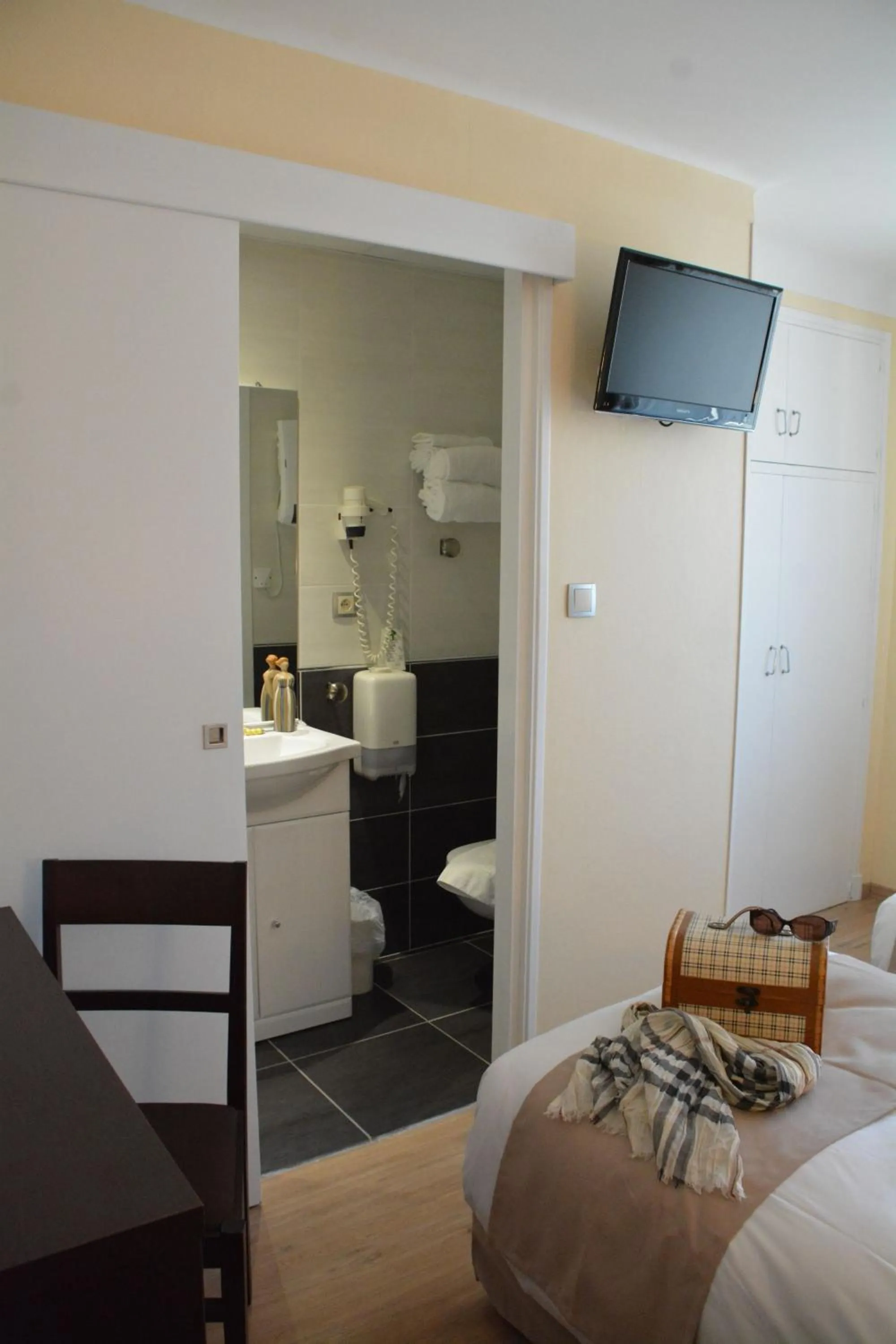 Photo of the whole room, Bed in Logis Hôtel Restaurant de France