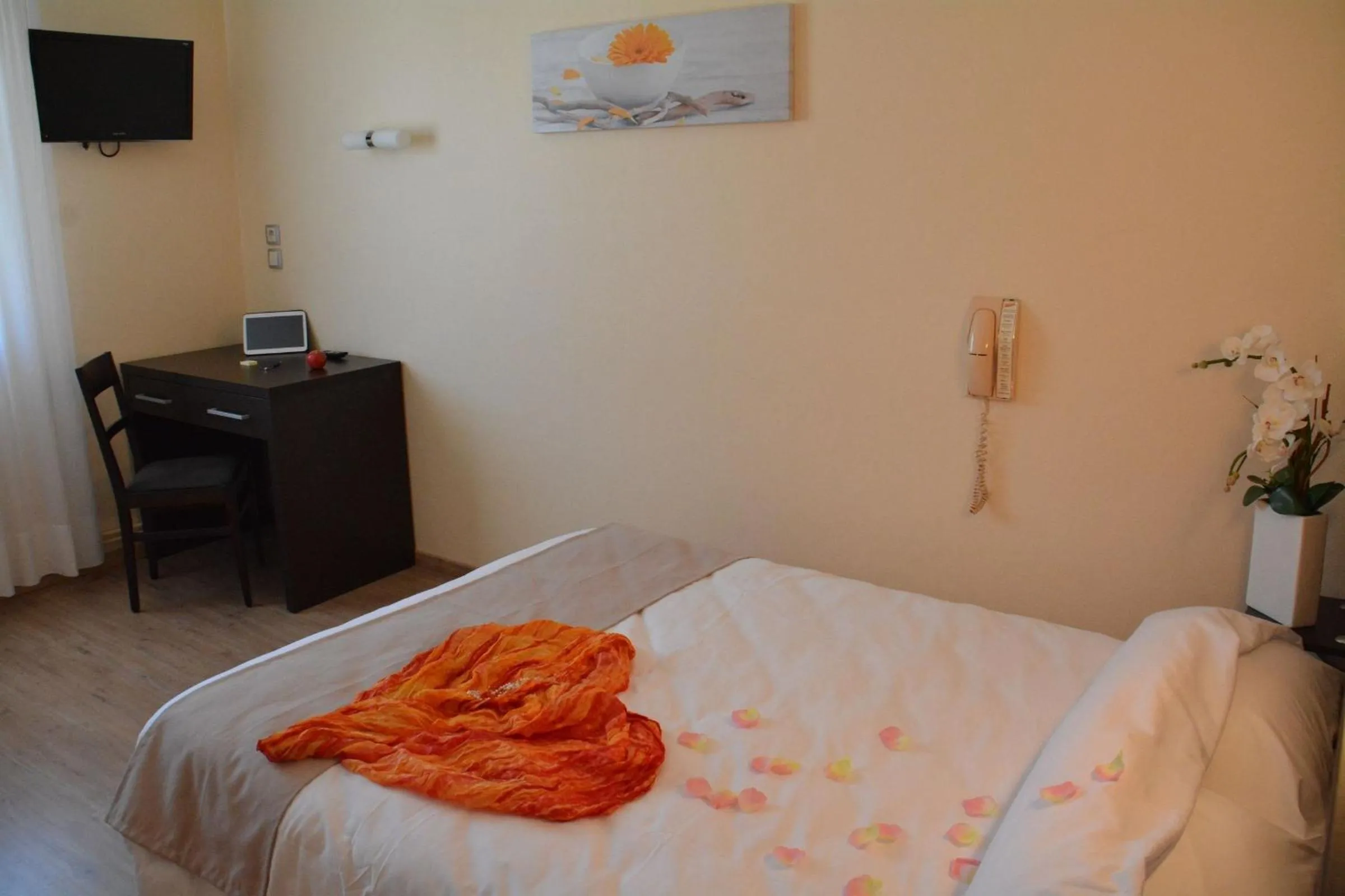 Photo of the whole room, Bed in Logis Hôtel Restaurant de France