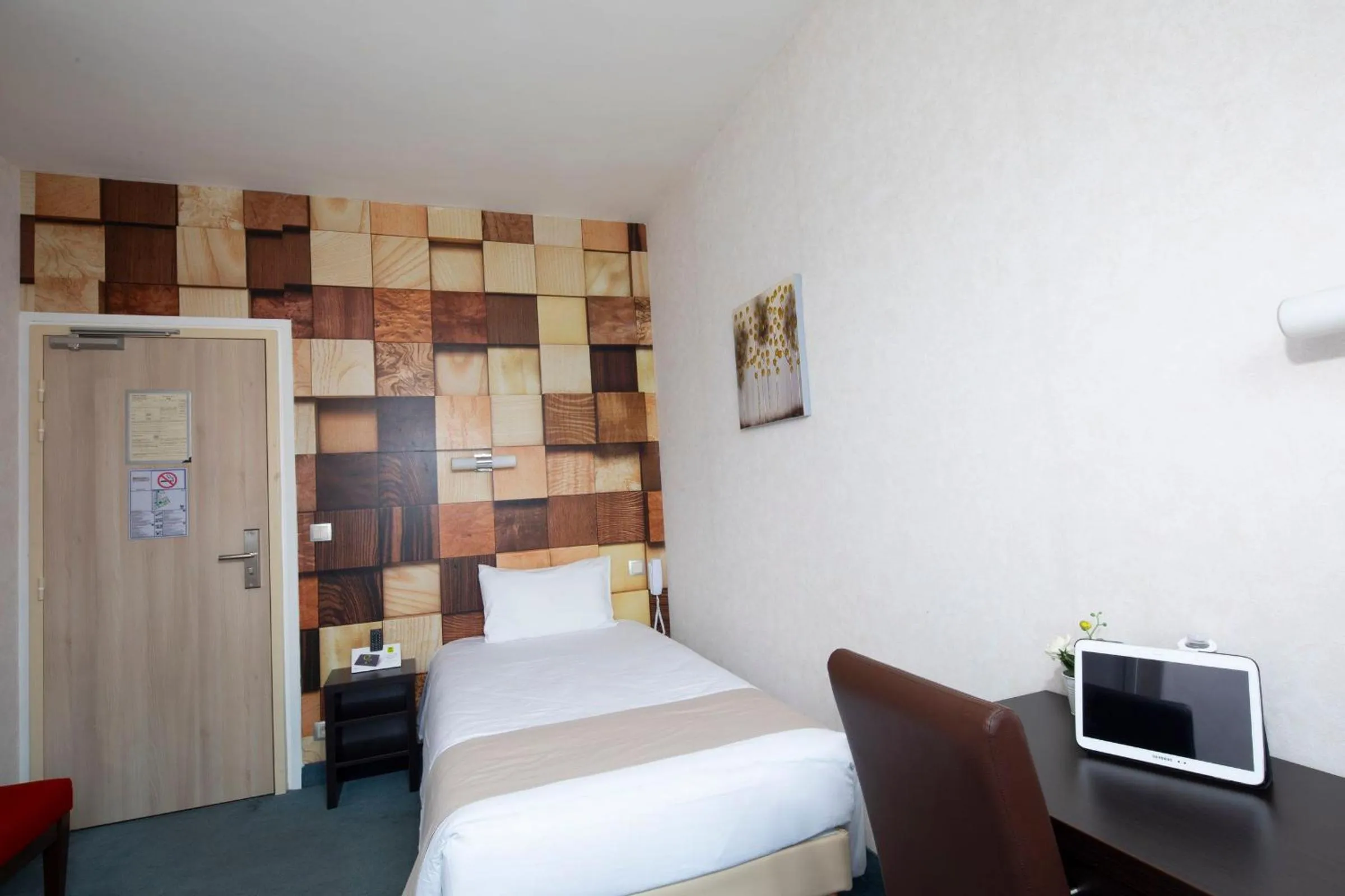 Bed in Logis Hôtel Restaurant de France