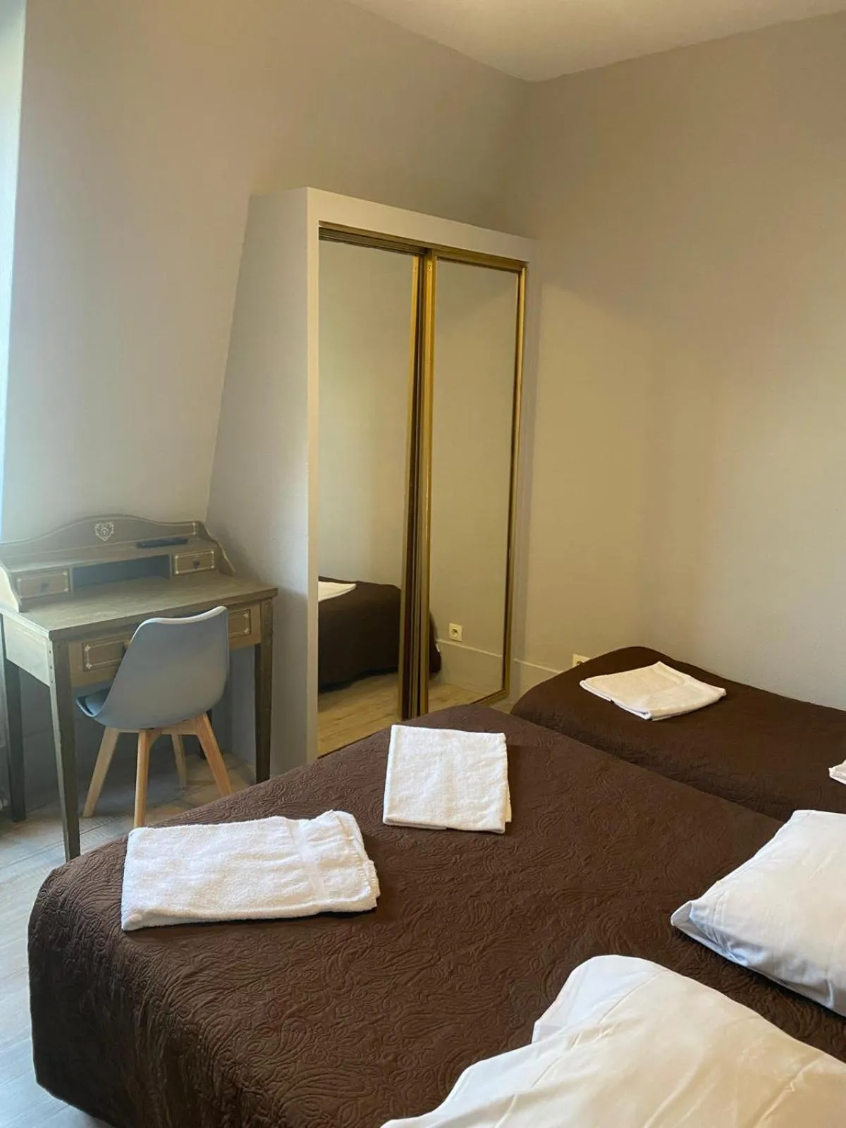 Photo of the whole room, Bed in Grand Hôtel De L'Europe