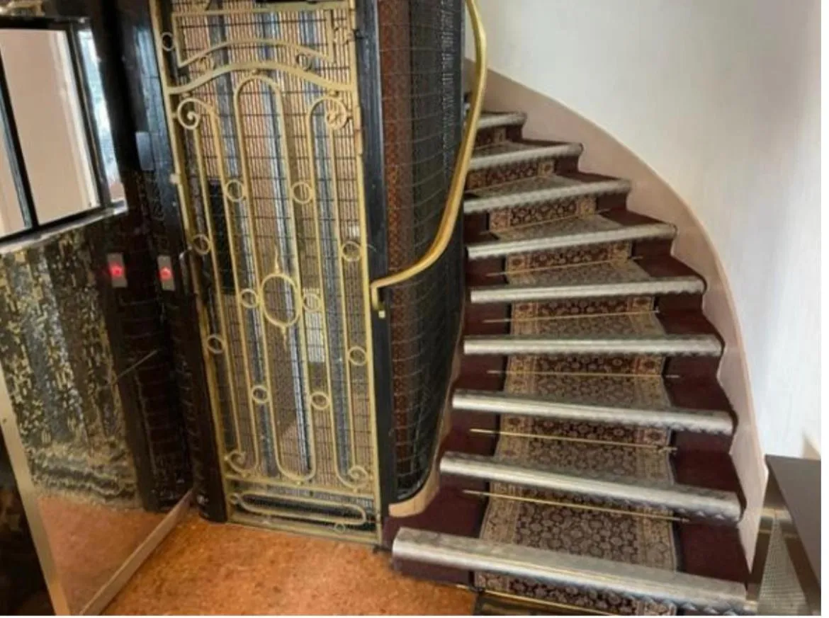 elevator in Grand Hôtel De L'Europe
