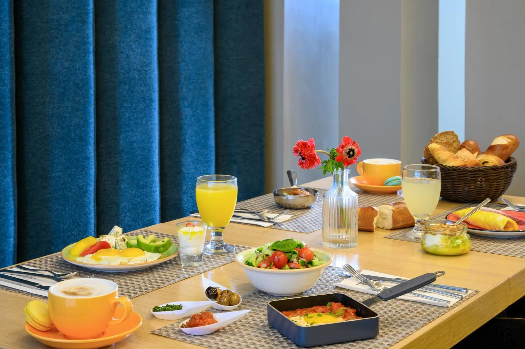 Food and drinks in Sadot Hotel Ben Gurion Airport - an Atlas Boutique Hotel