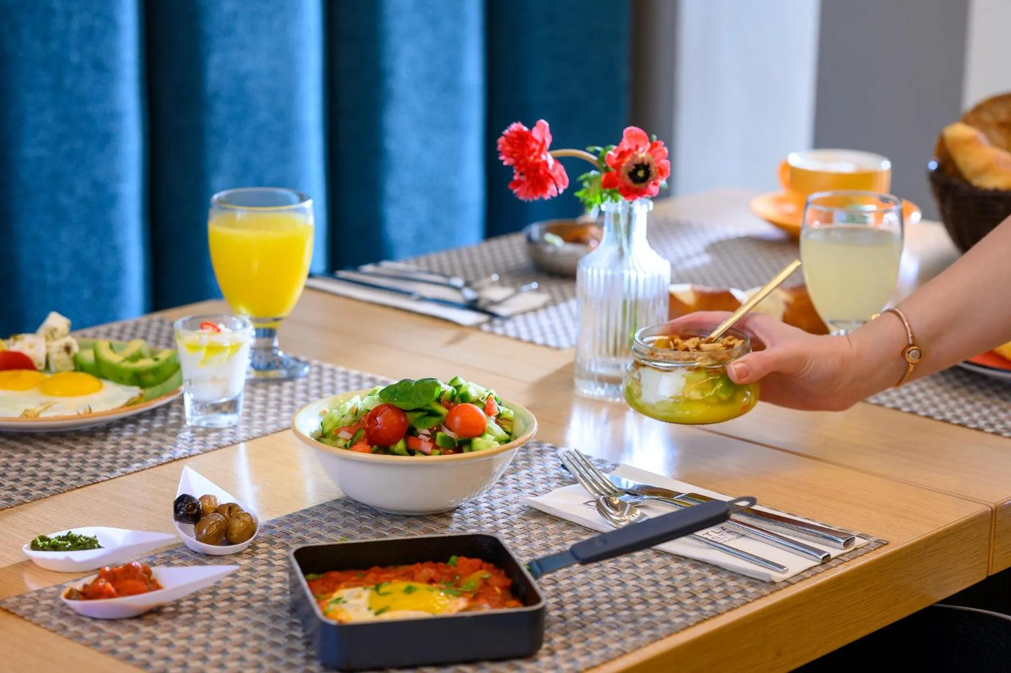 Food and drinks in Sadot Hotel Ben Gurion Airport - an Atlas Boutique Hotel