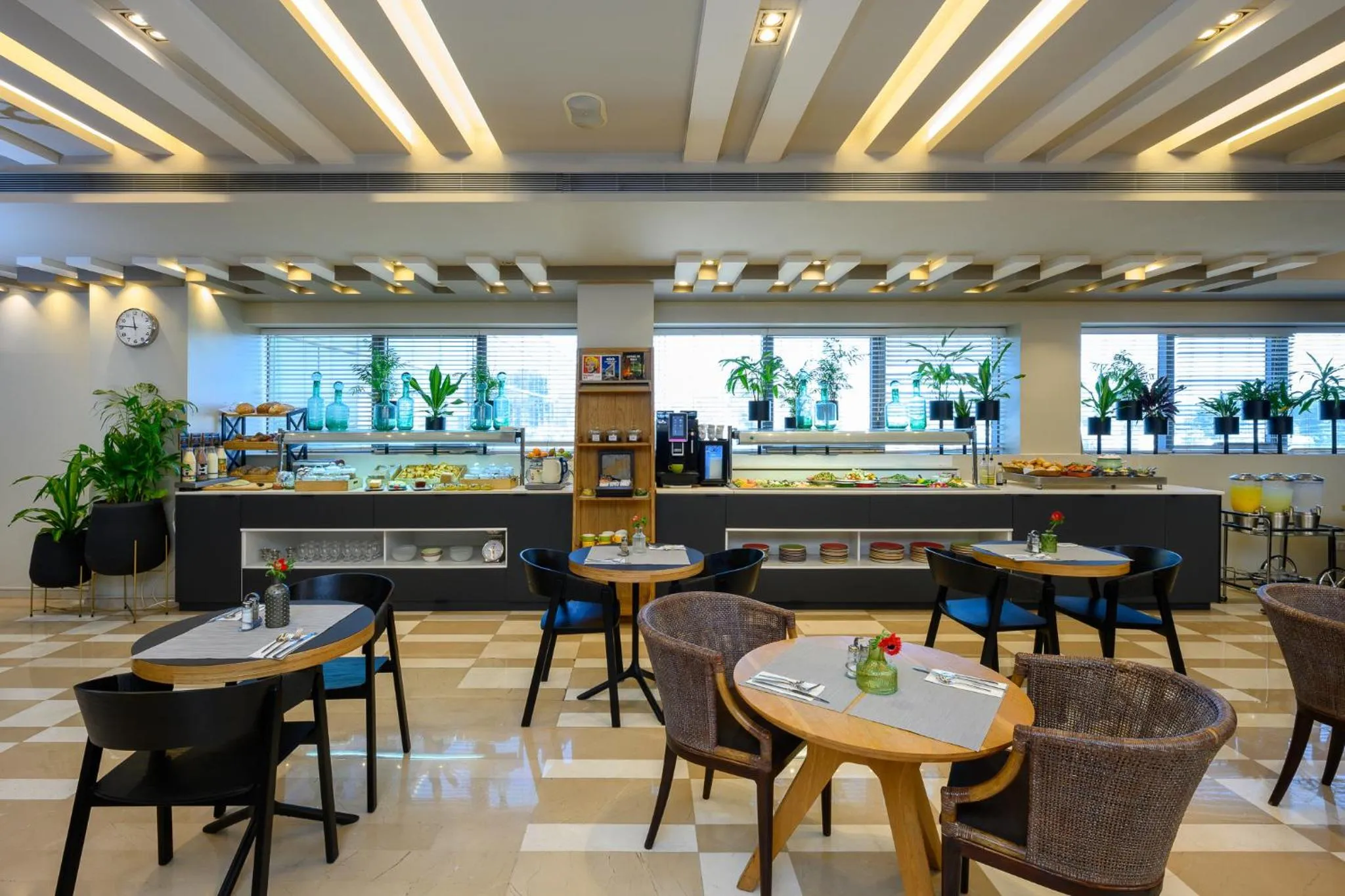 Food and drinks in Sadot Hotel Ben Gurion Airport - an Atlas Boutique Hotel