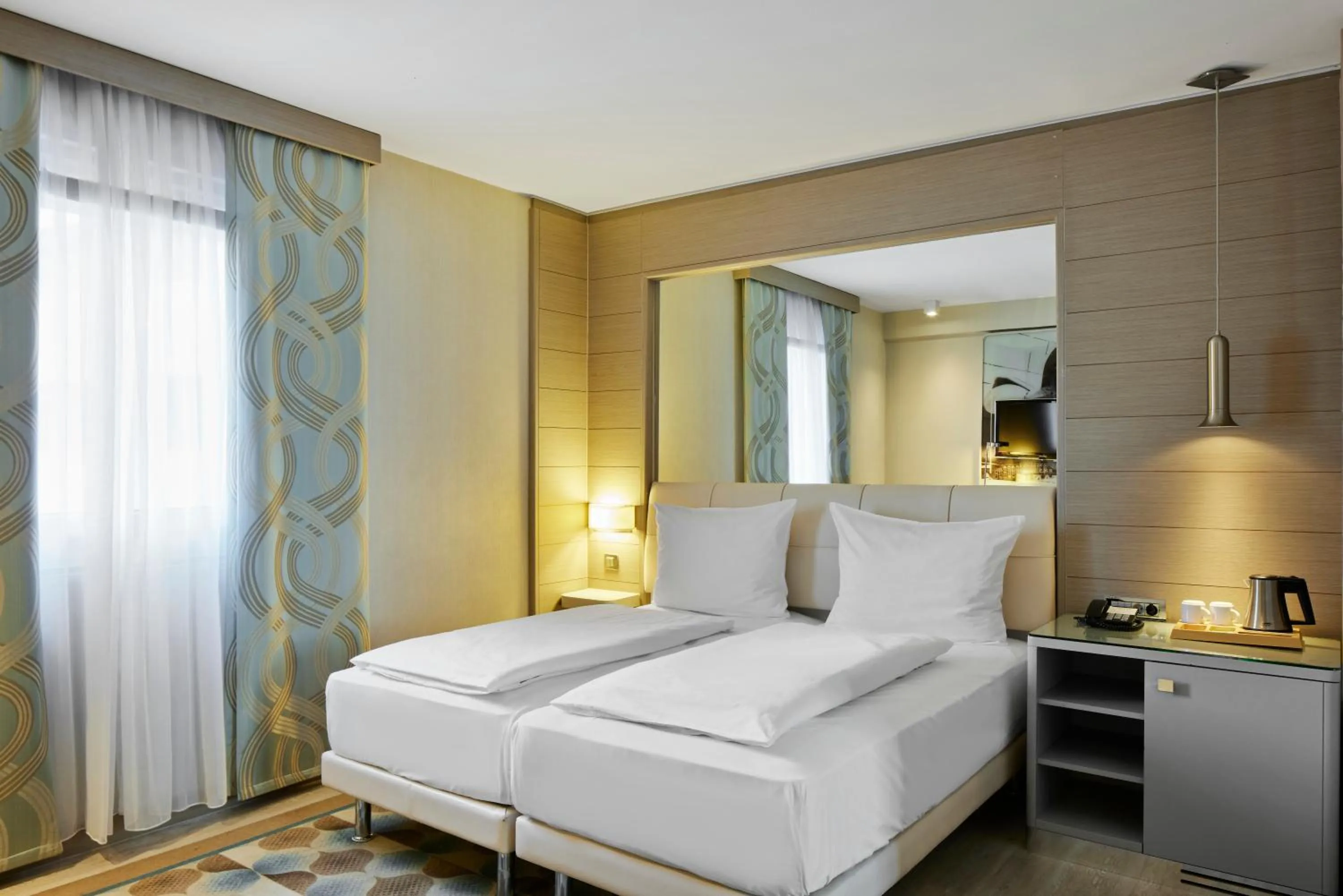 Photo of the whole room, Bed in TITANIC Comfort Mitte