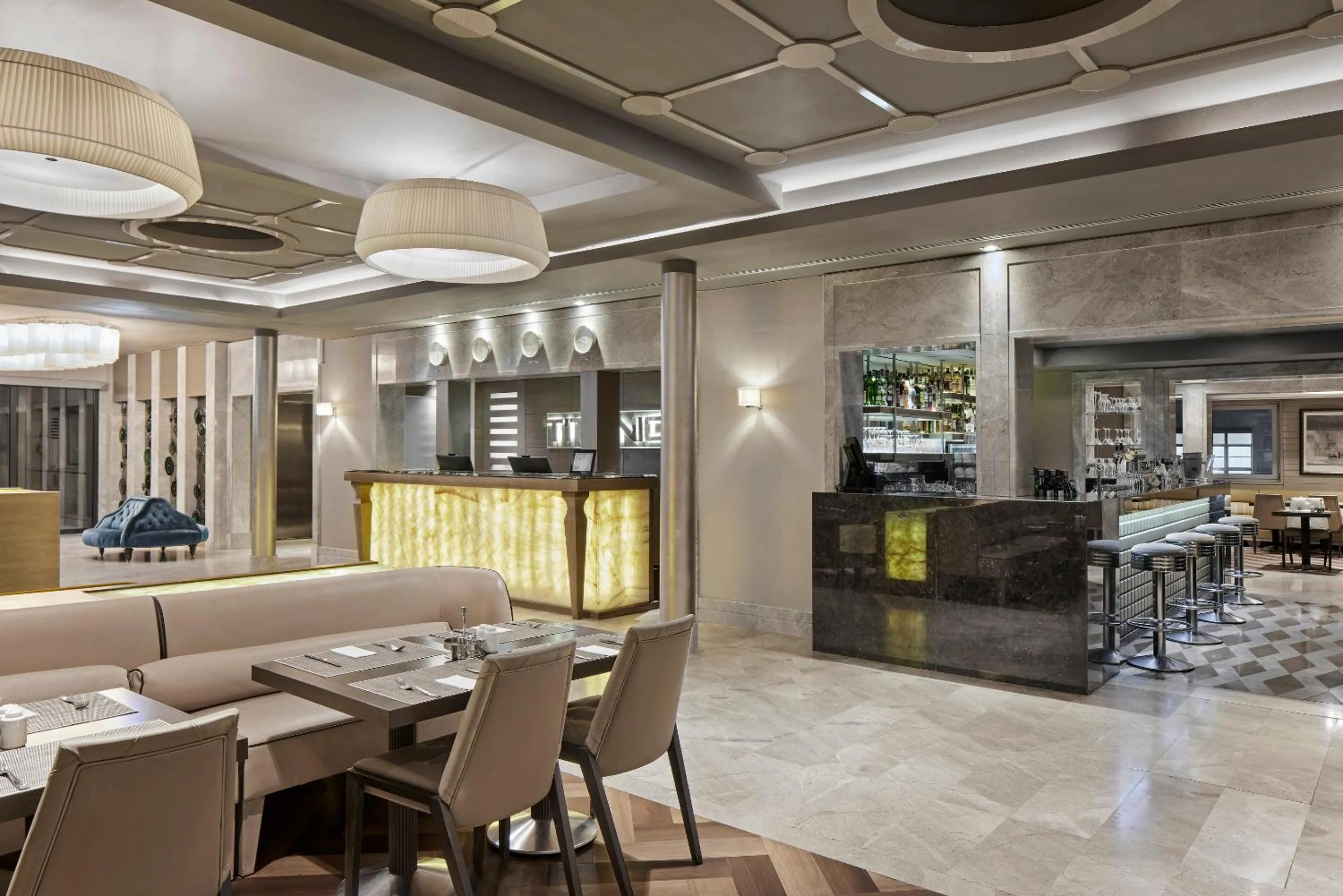 Lobby or reception in TITANIC Comfort Mitte