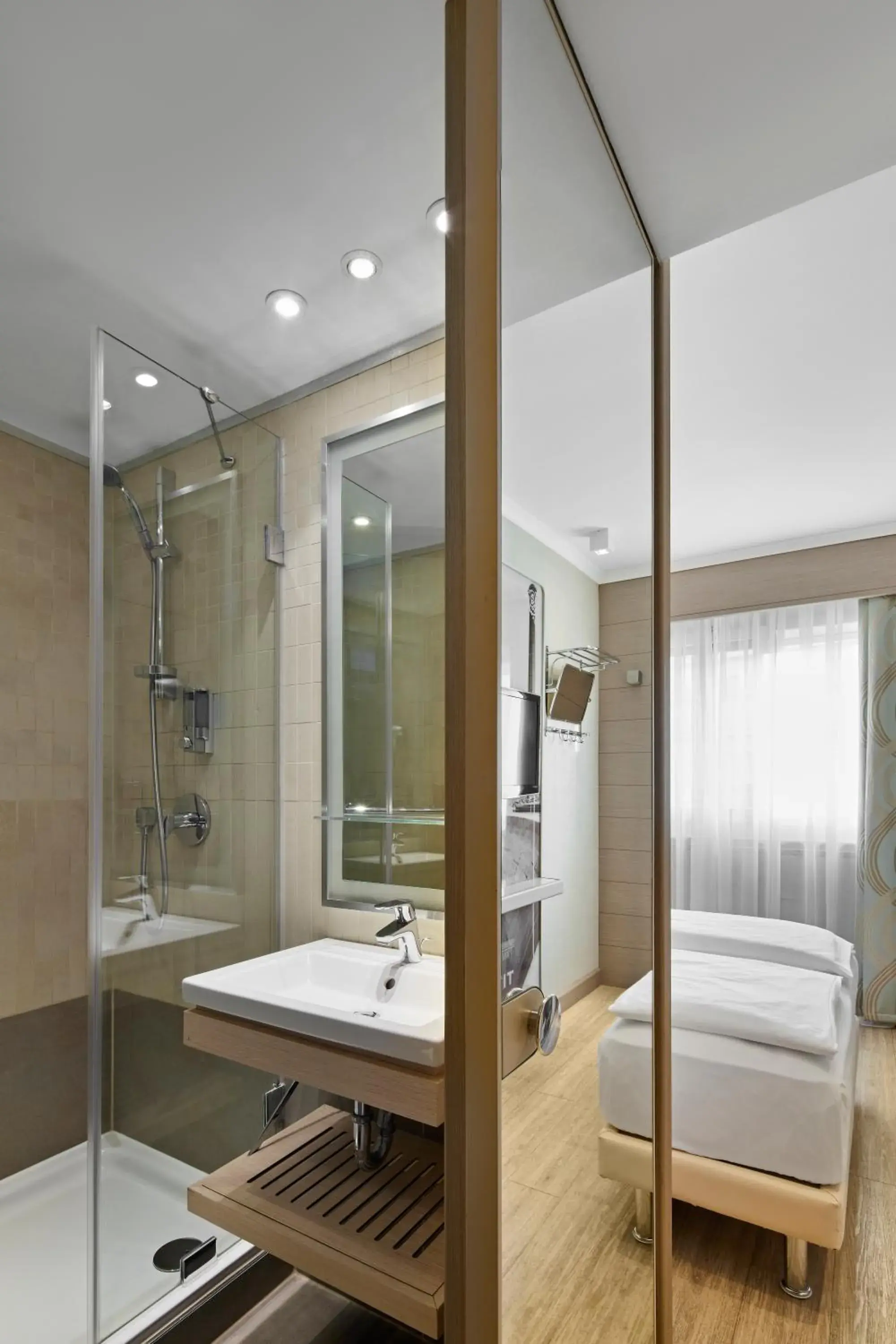 Photo of the whole room, Bed in TITANIC Comfort Mitte Photo of the whole room, Bed in TITANIC Comfort Mitte