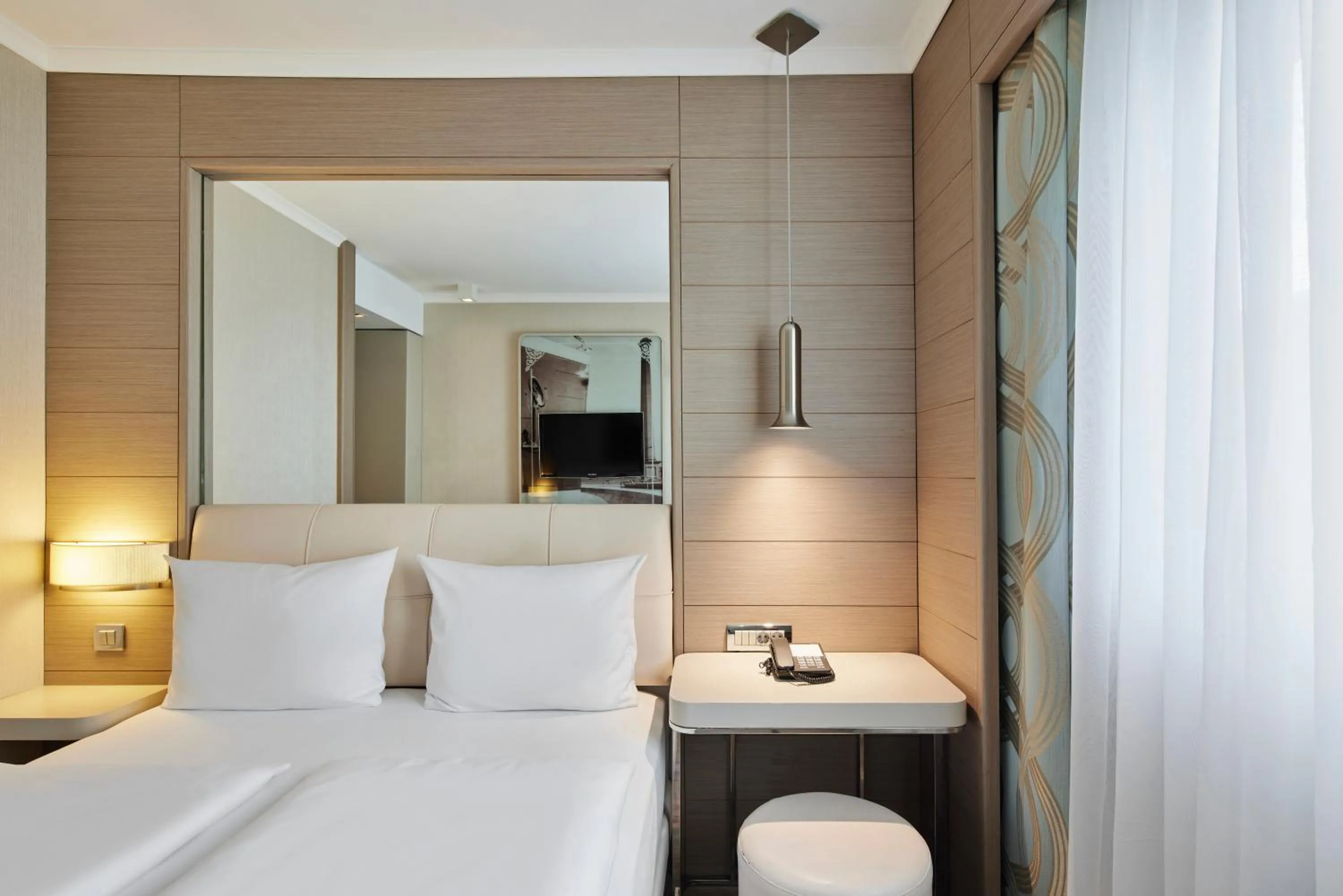 Photo of the whole room, Bed in TITANIC Comfort Mitte