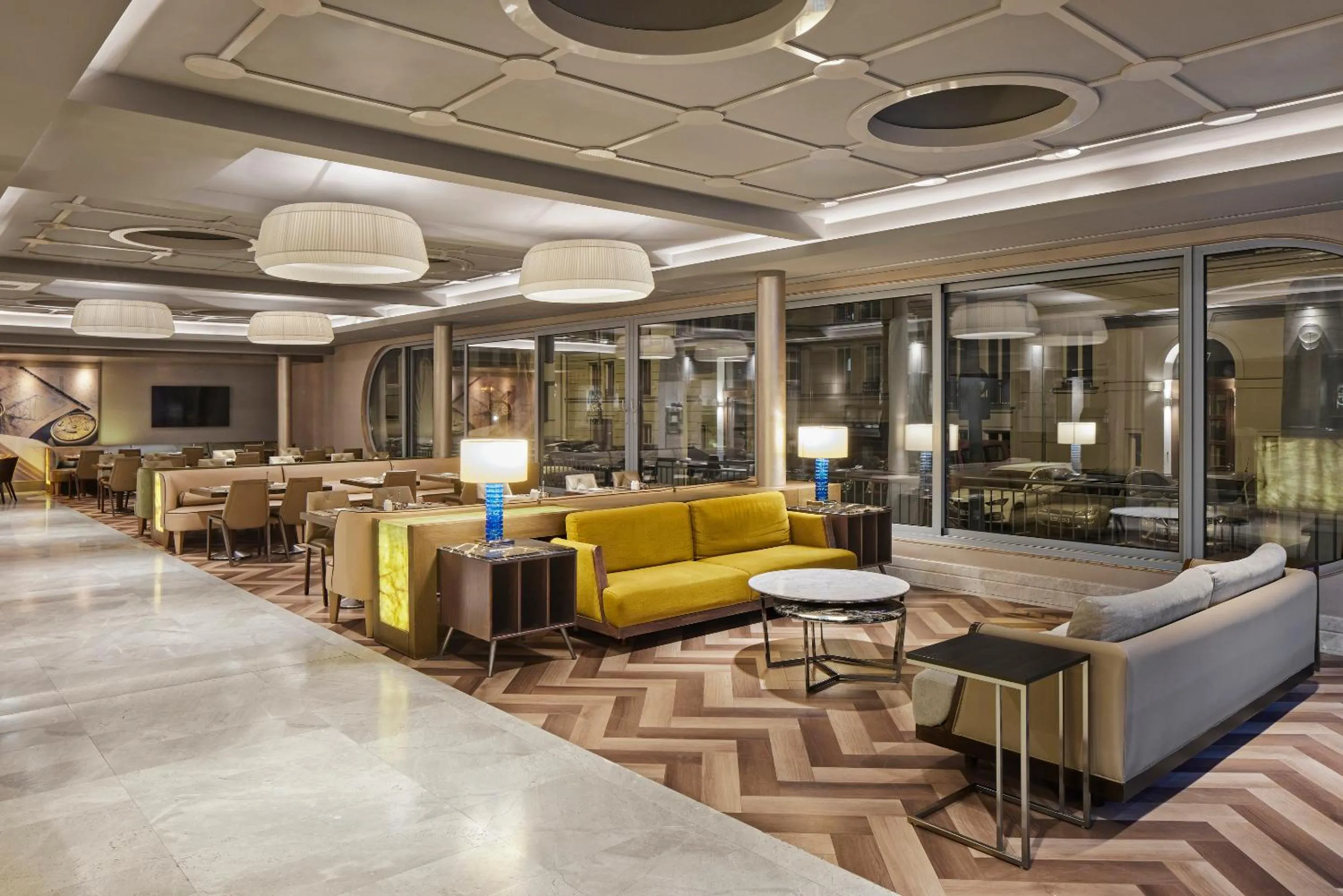 Lobby or reception in TITANIC Comfort Mitte