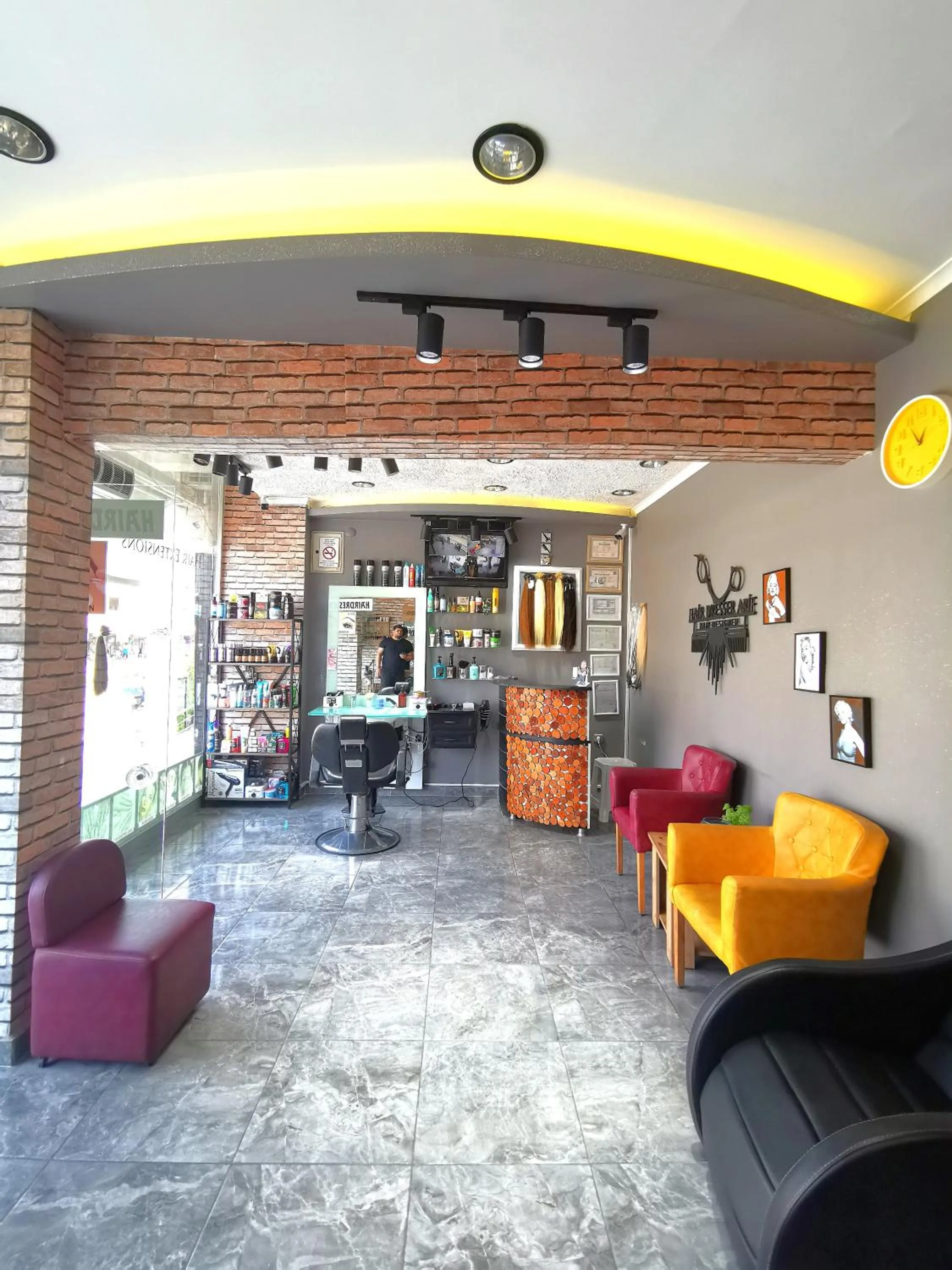 hair dresser in Intermar Hotel