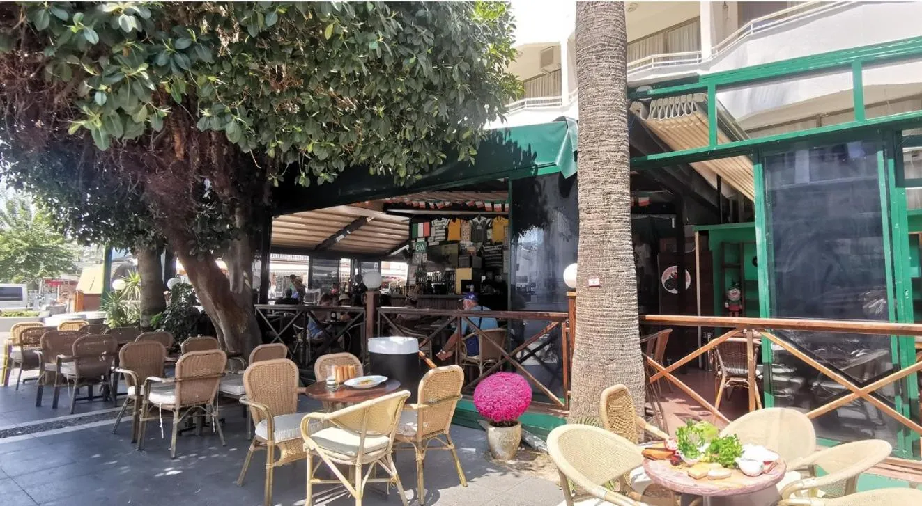 Restaurant/places to eat in Intermar Hotel