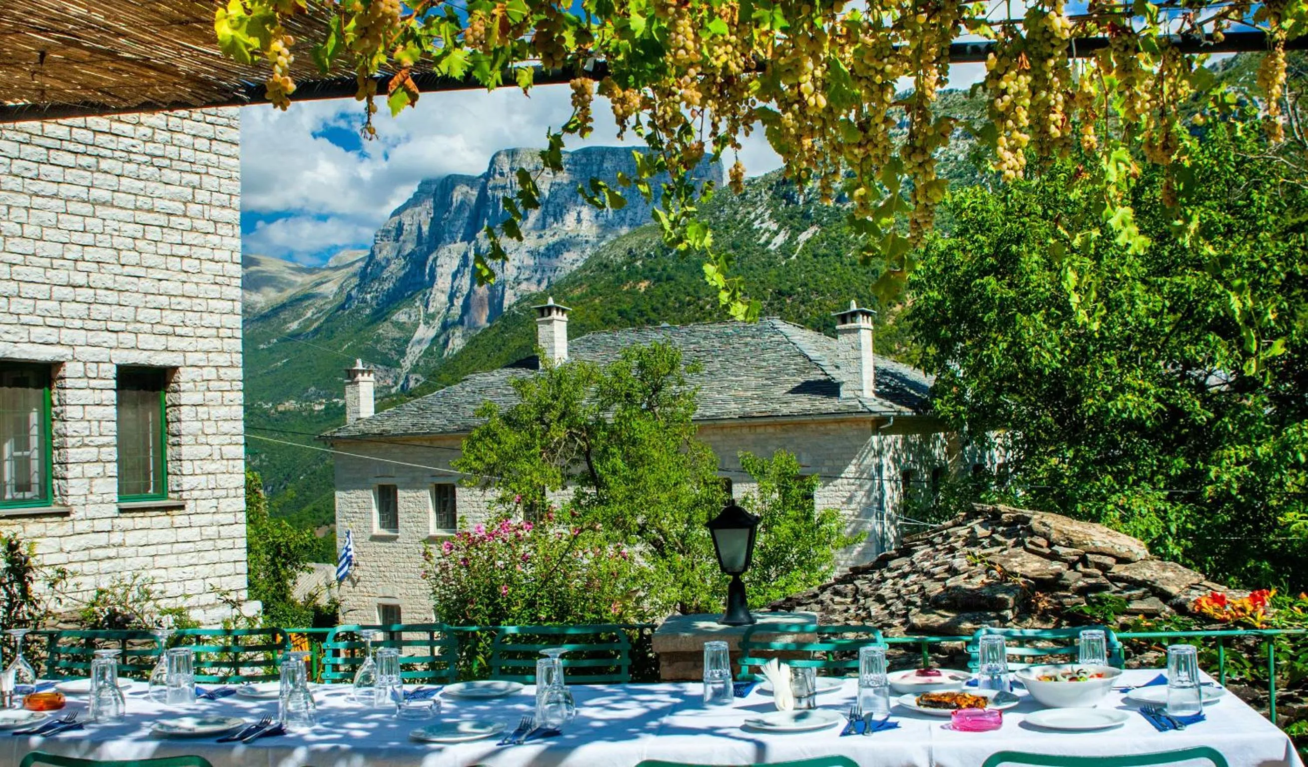 Restaurant/places to eat in Zissis Hotel