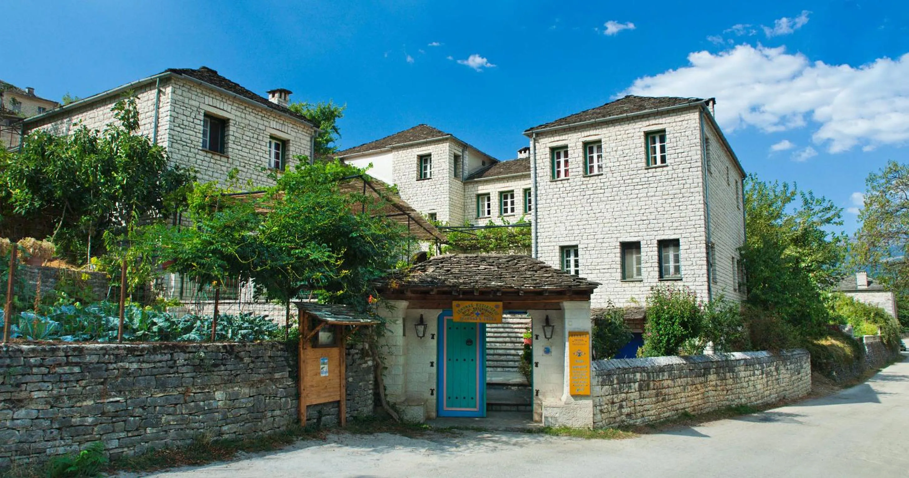 Facade/entrance in Zissis Hotel