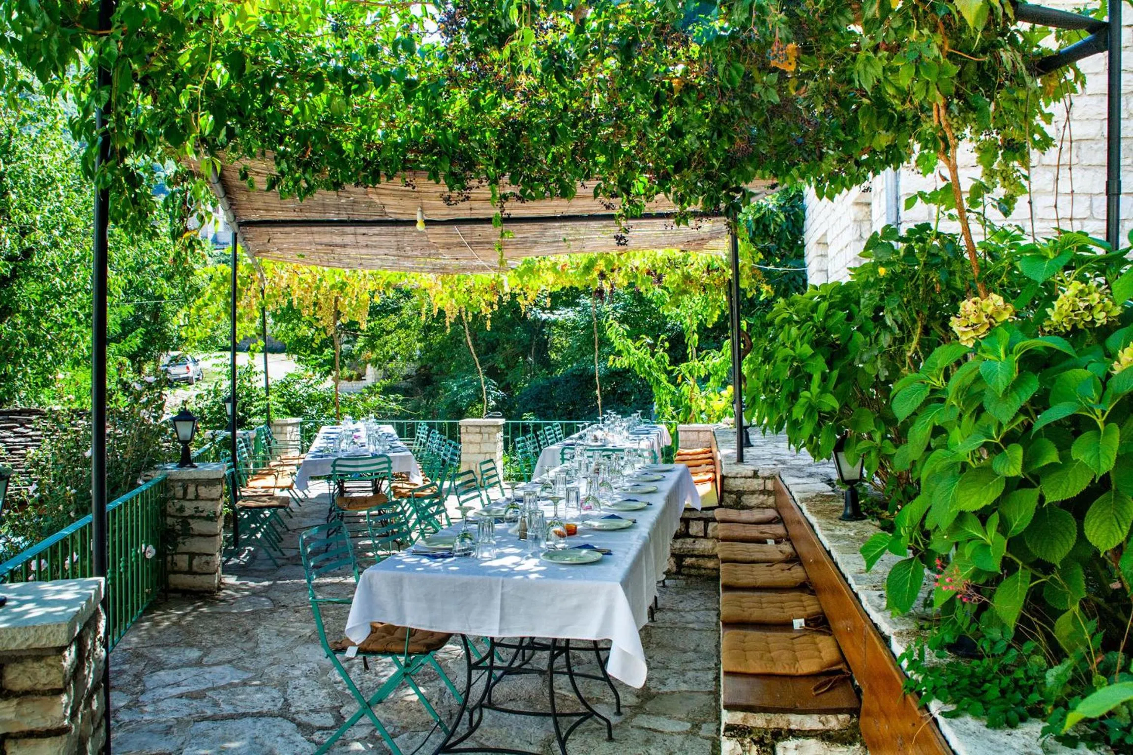 Restaurant/places to eat in Zissis Hotel