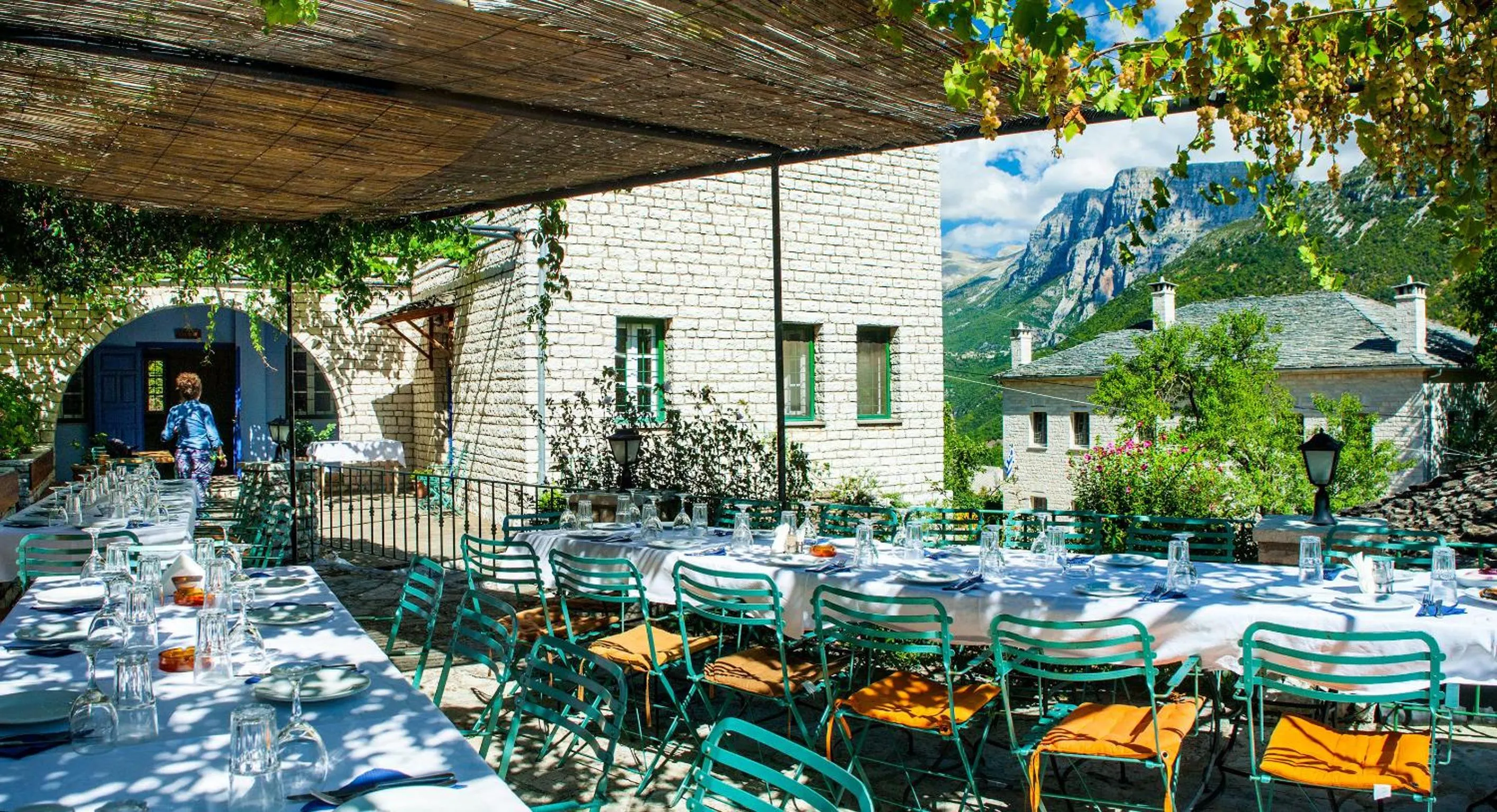 Restaurant/places to eat in Zissis Hotel