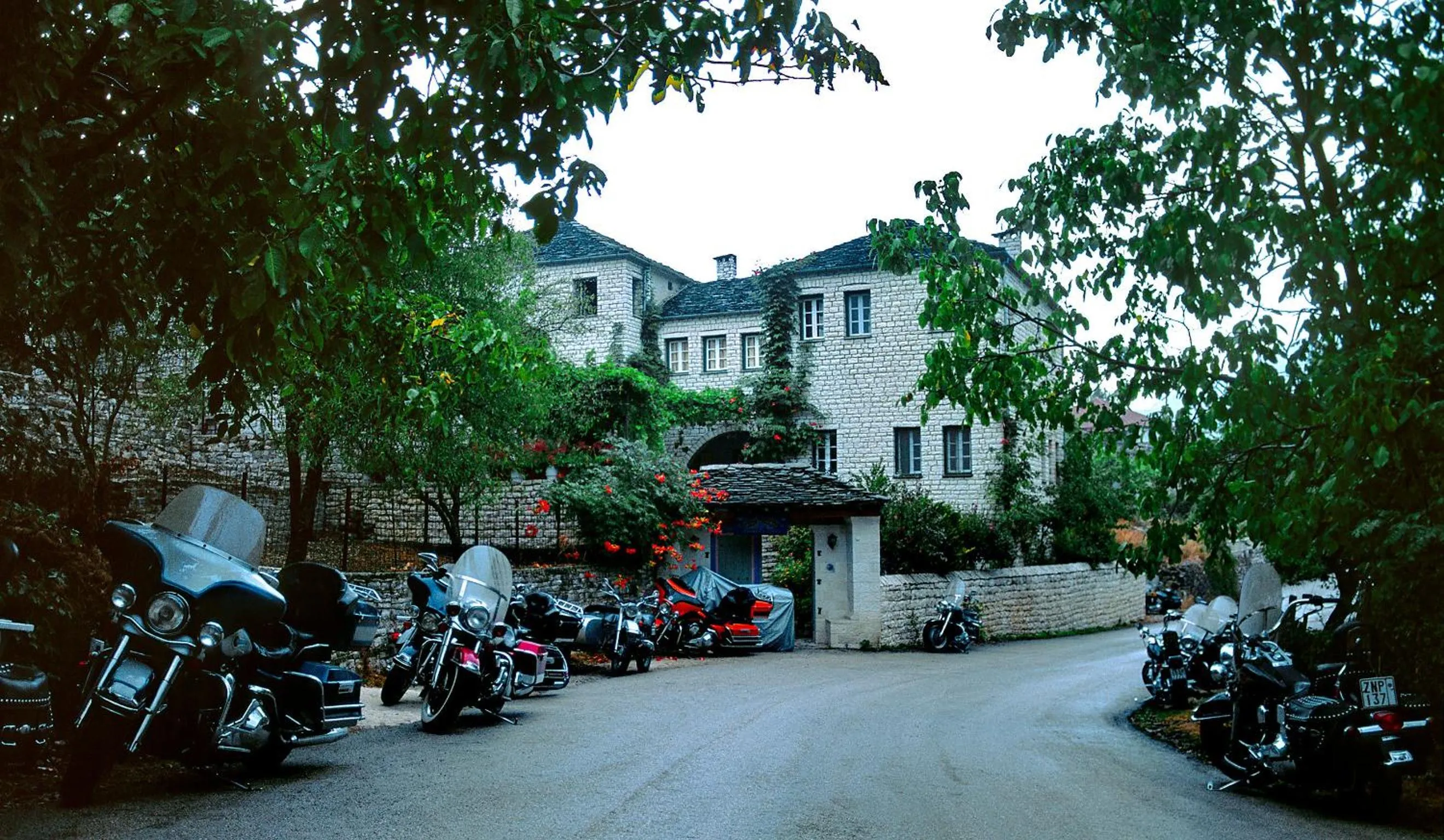 Facade/entrance in Zissis Hotel