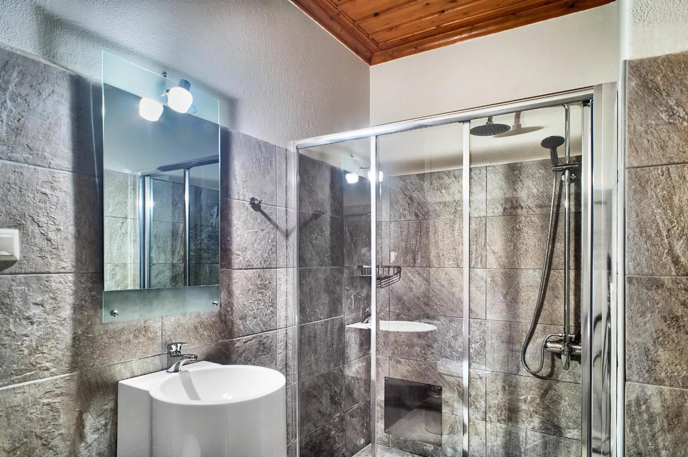 Bathroom in Zissis Hotel