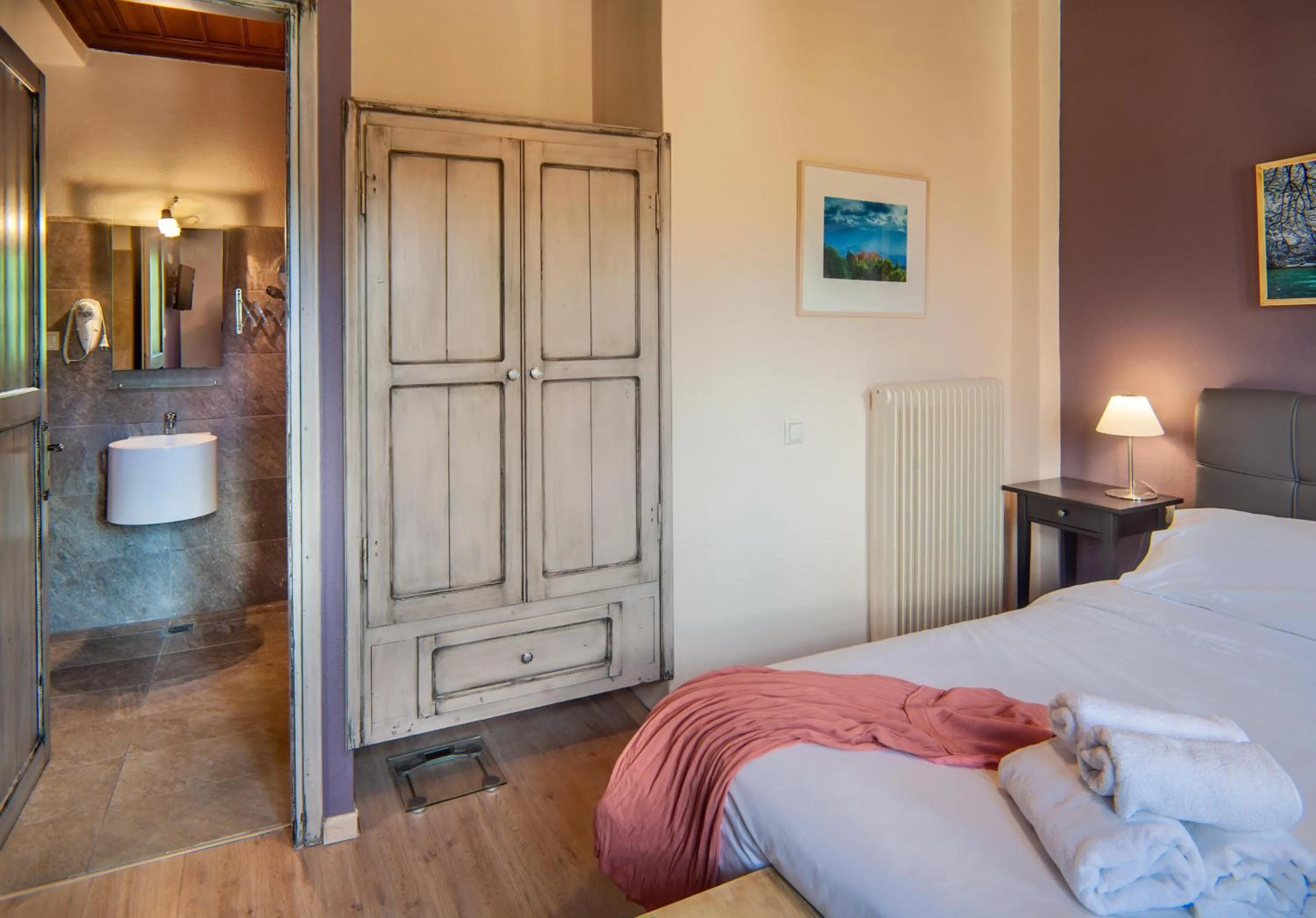 Living room, Bed in Zissis Hotel