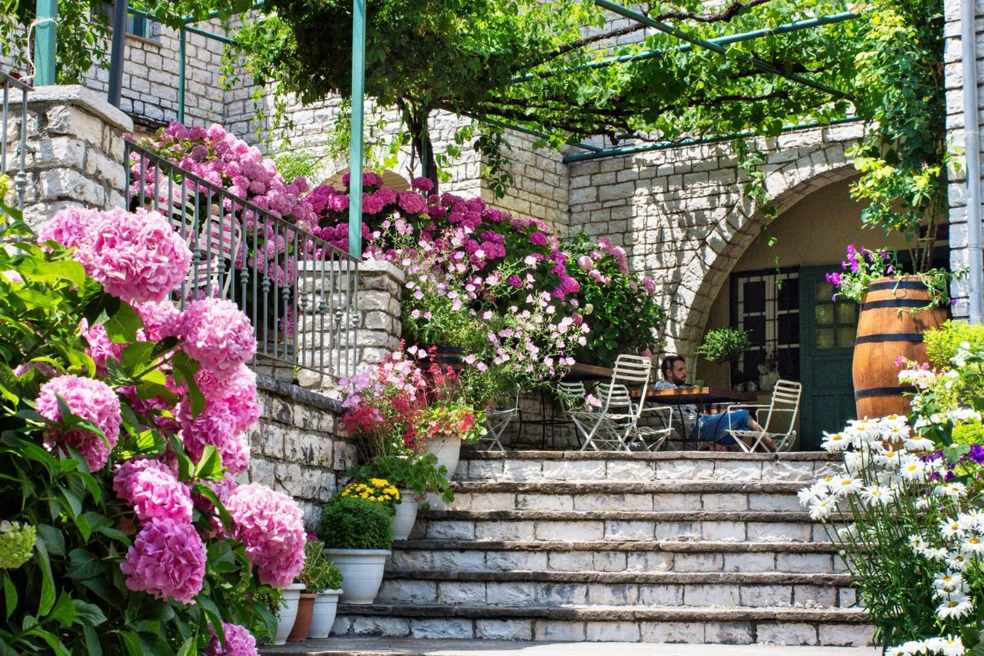 Restaurant/places to eat in Zissis Hotel