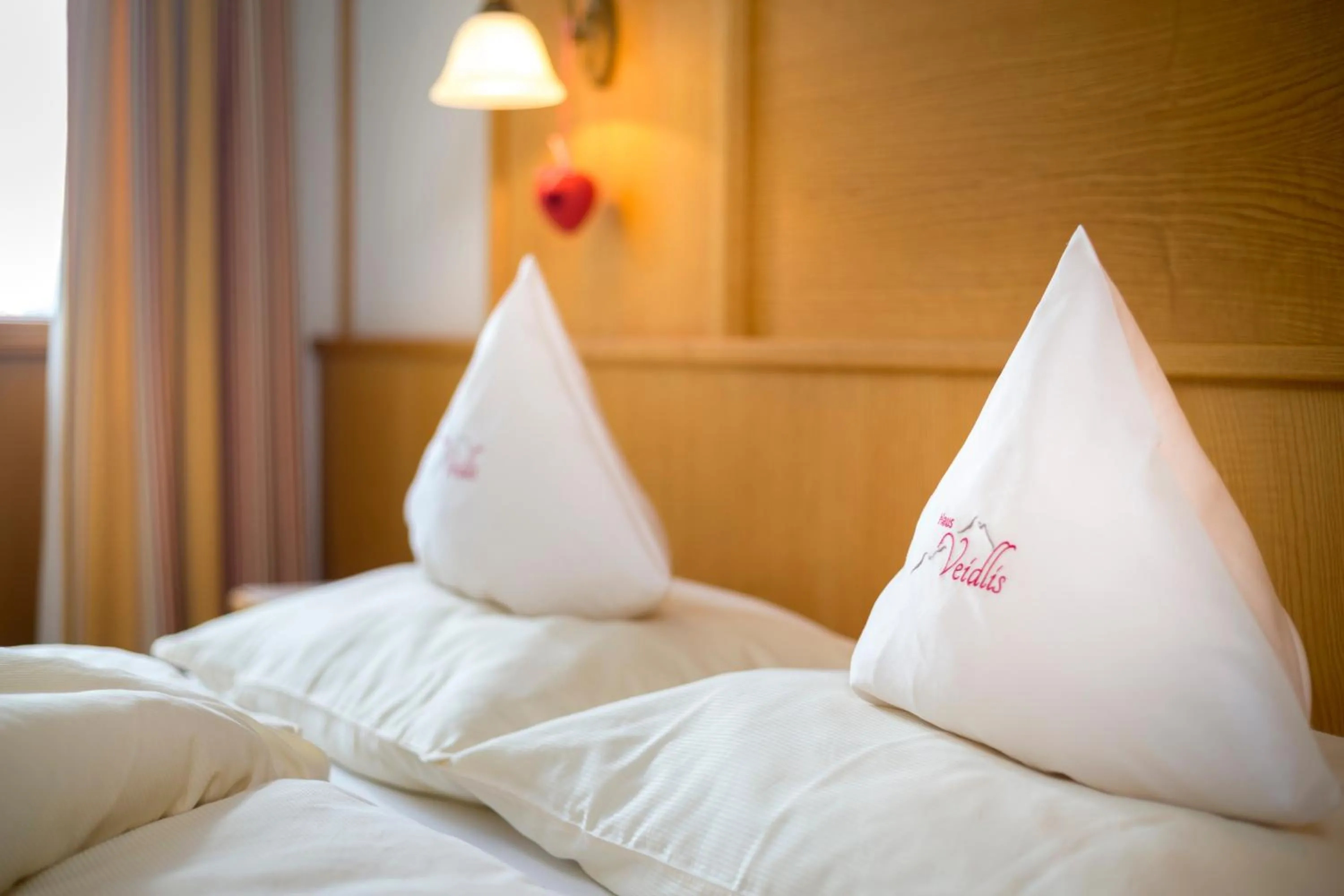 Bedroom, Bed in Haus Veidlis, Familie Obkircher